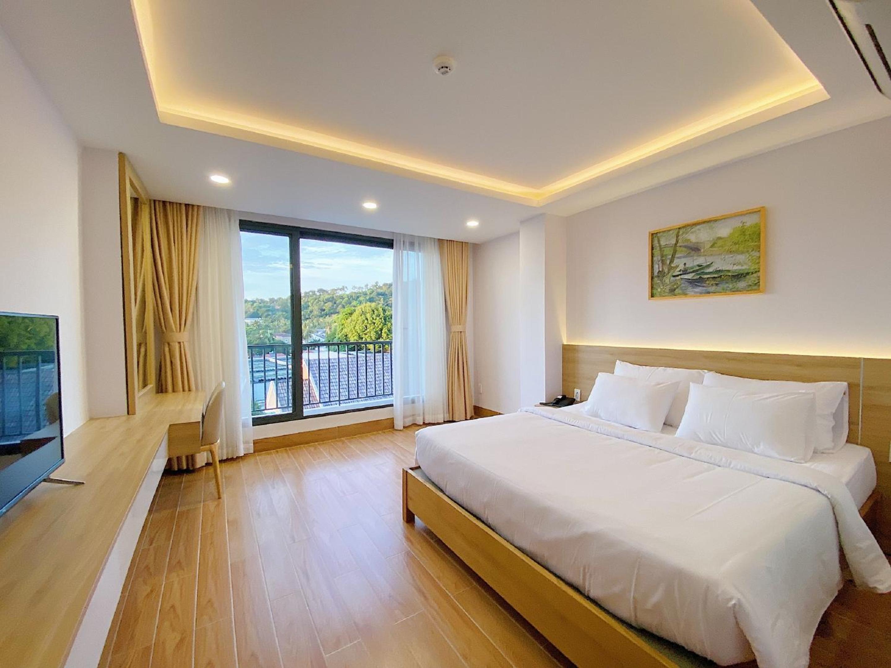 Family Room with Balcony - Photo 15