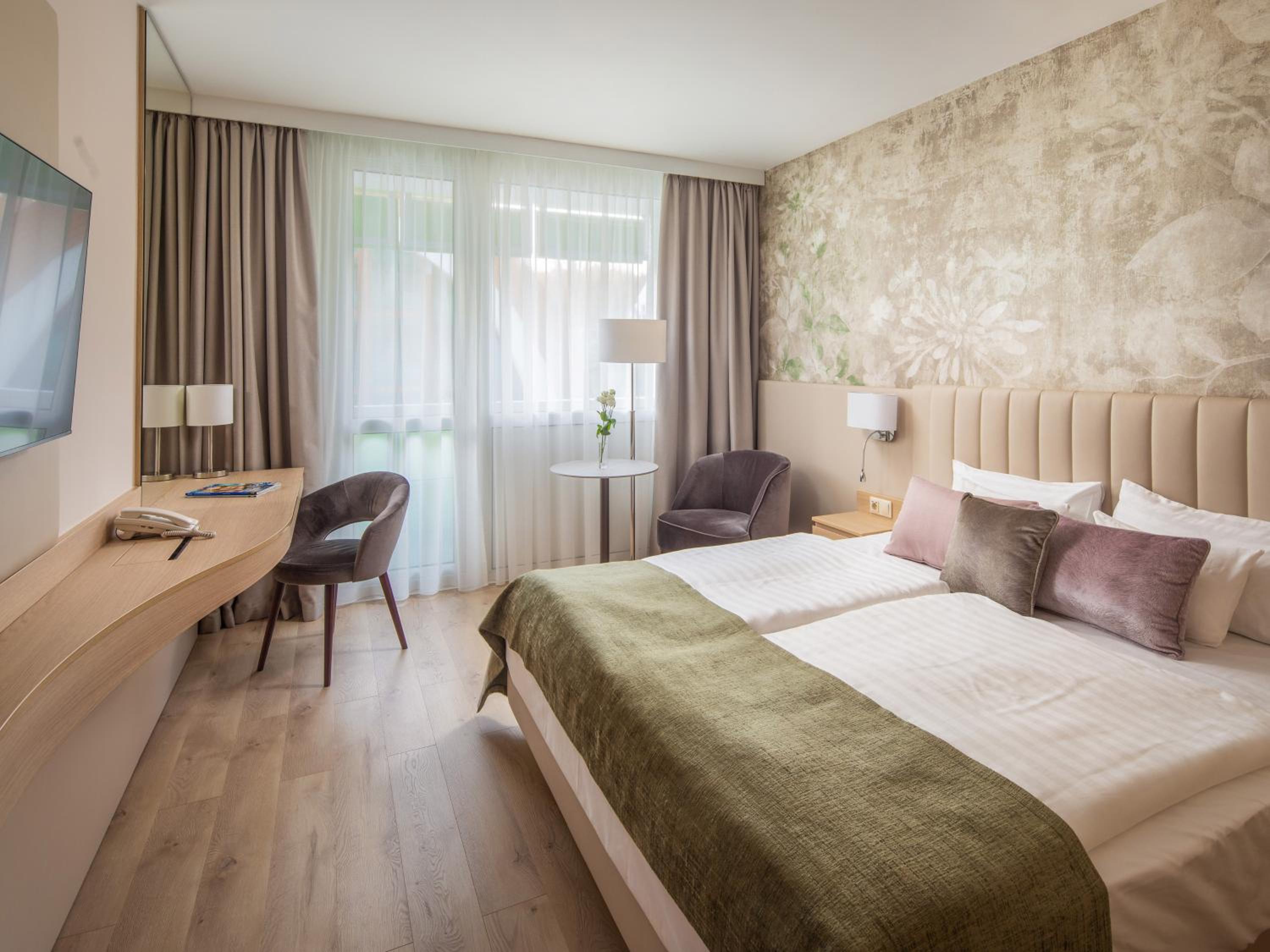 Deluxe Room thumbnail 6
