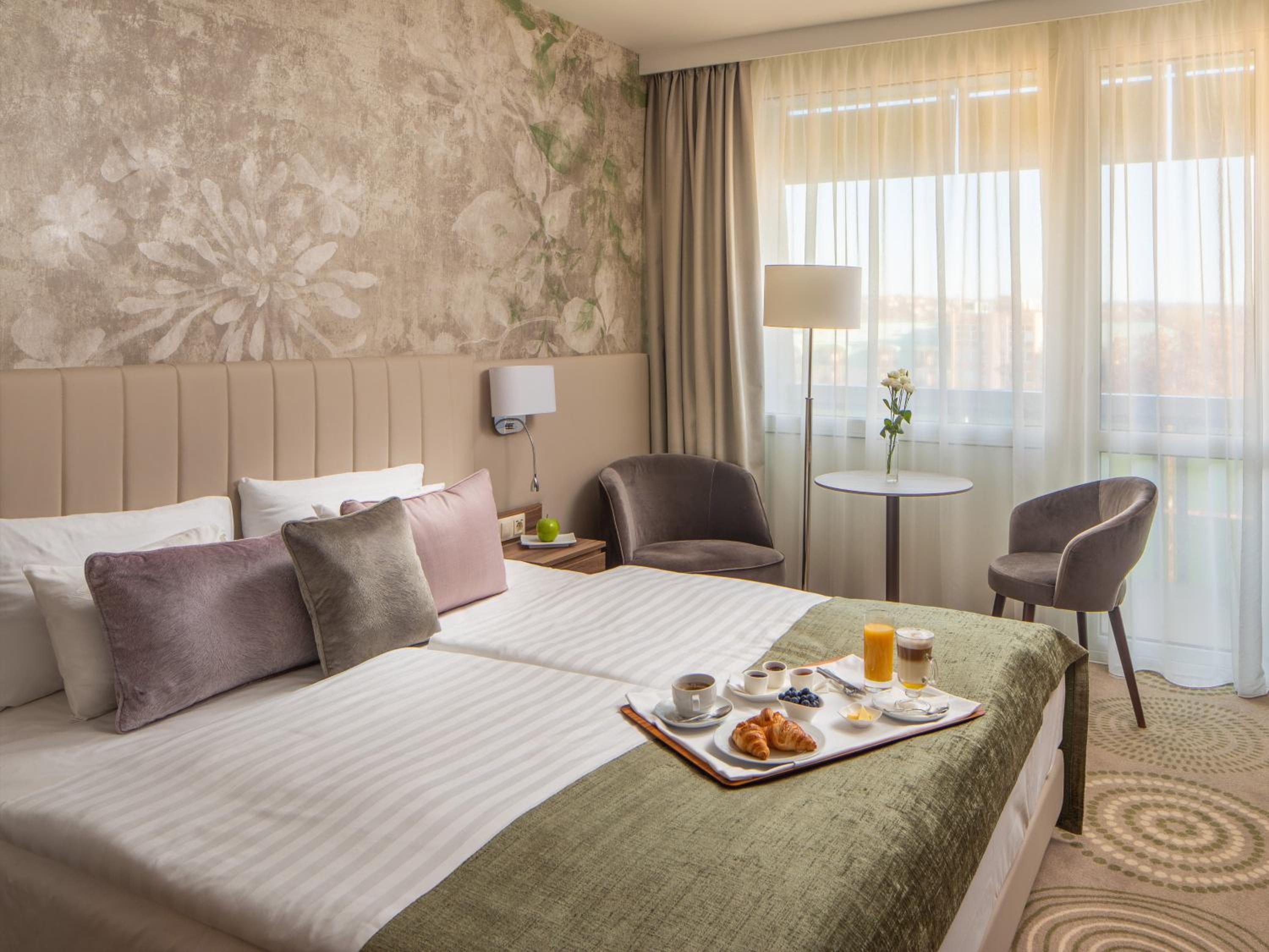 Deluxe Room thumbnail 5