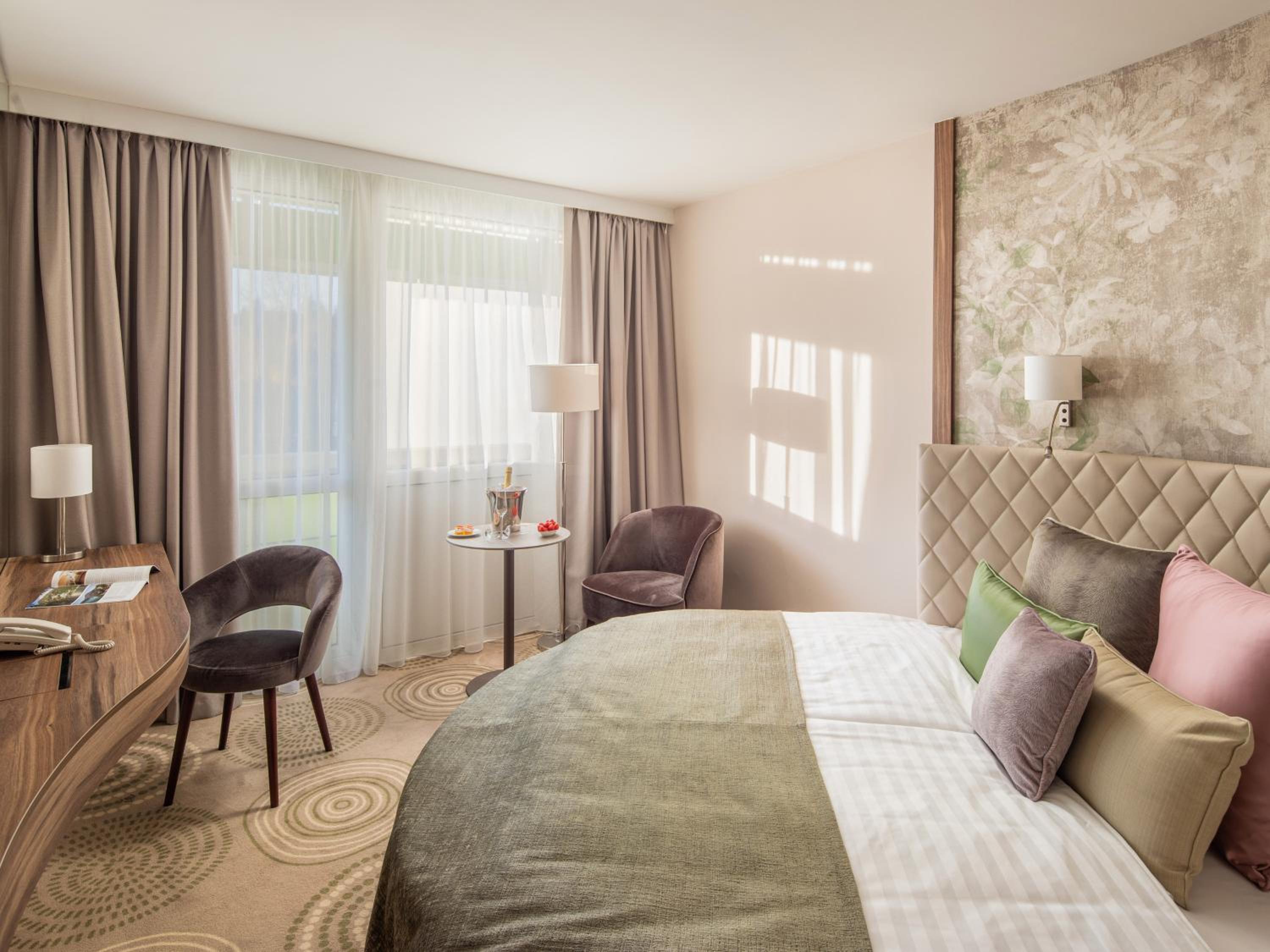 Superior King Room thumbnail 5