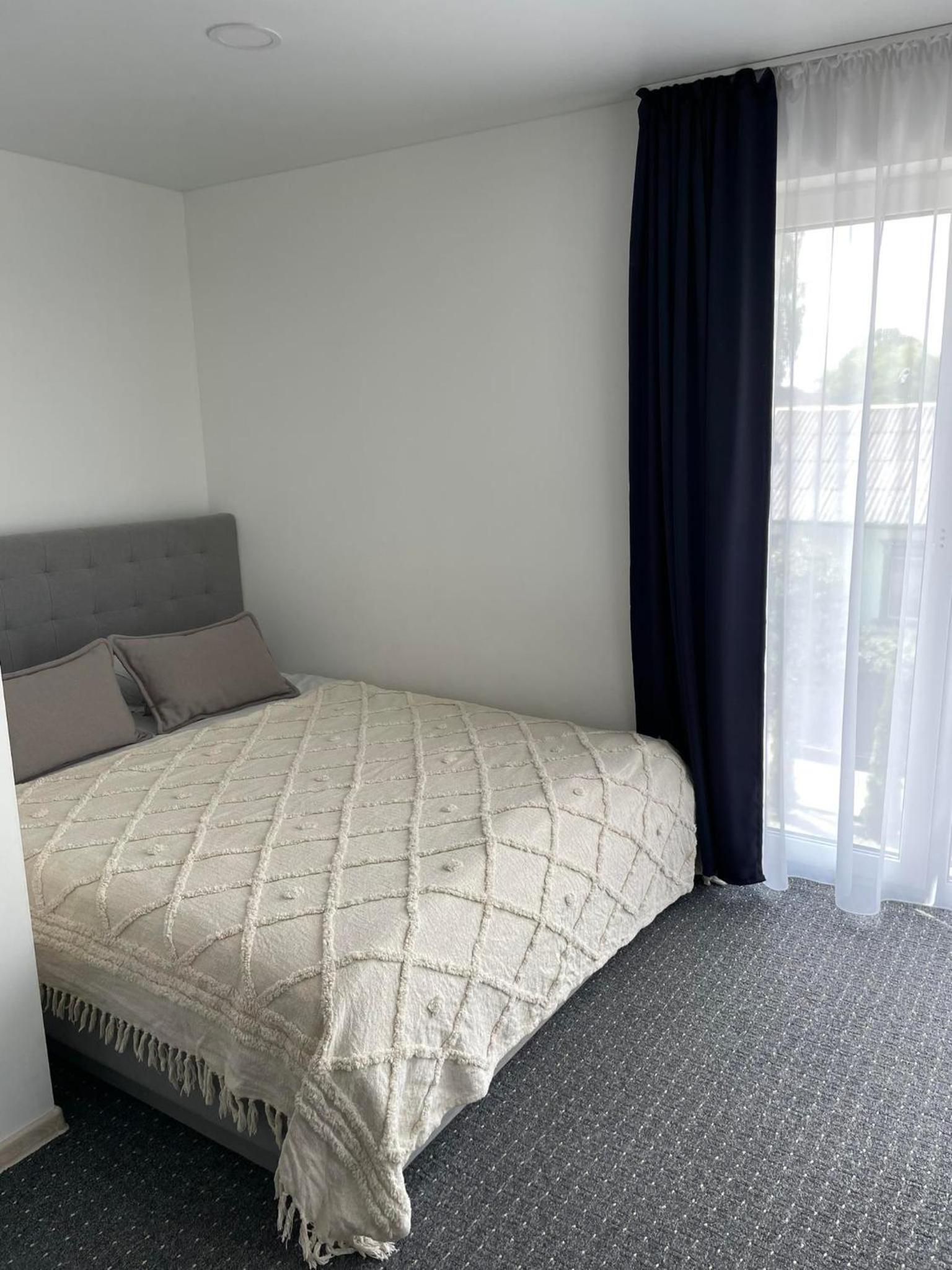 Large Double Room - Photo 3