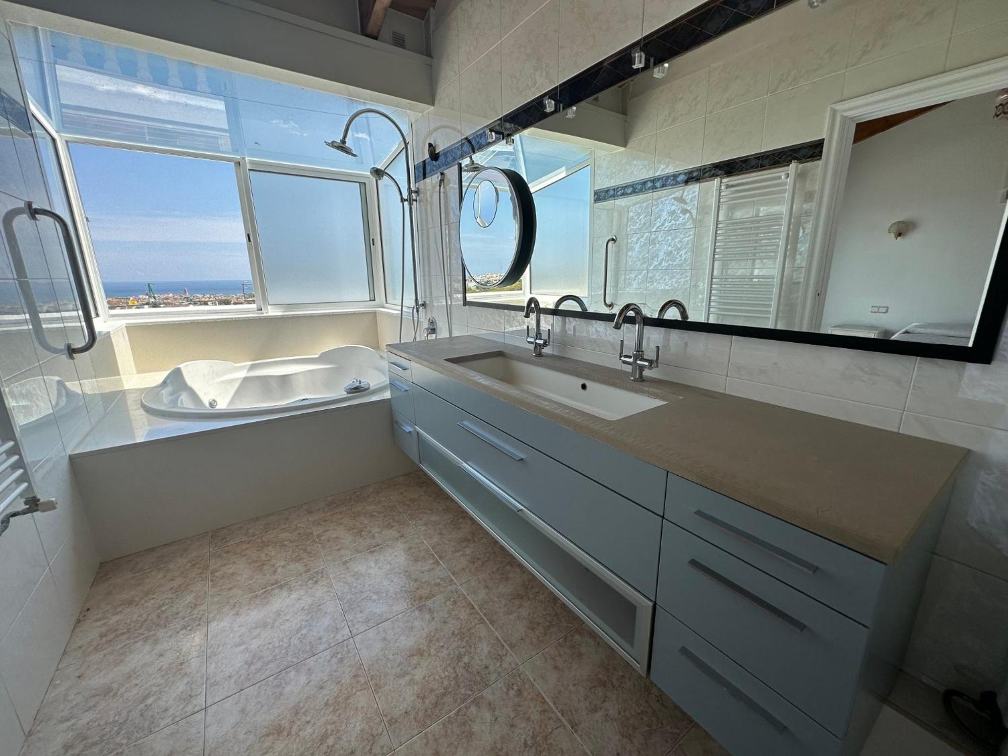 Six-Bedroom House photo 2
