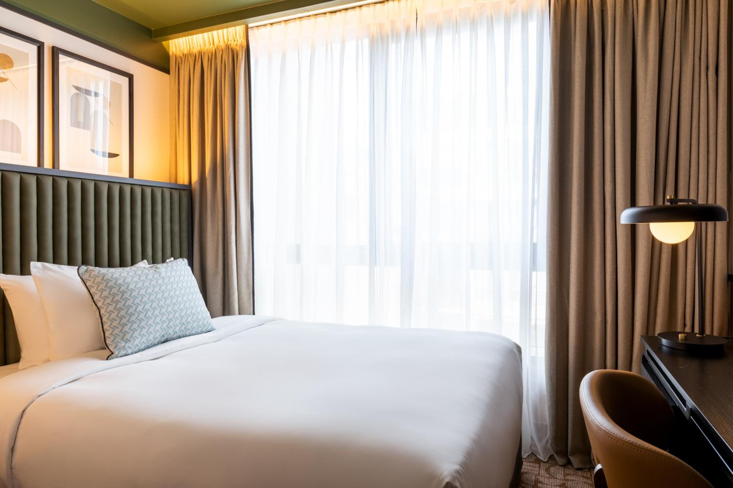 Single Queen Room