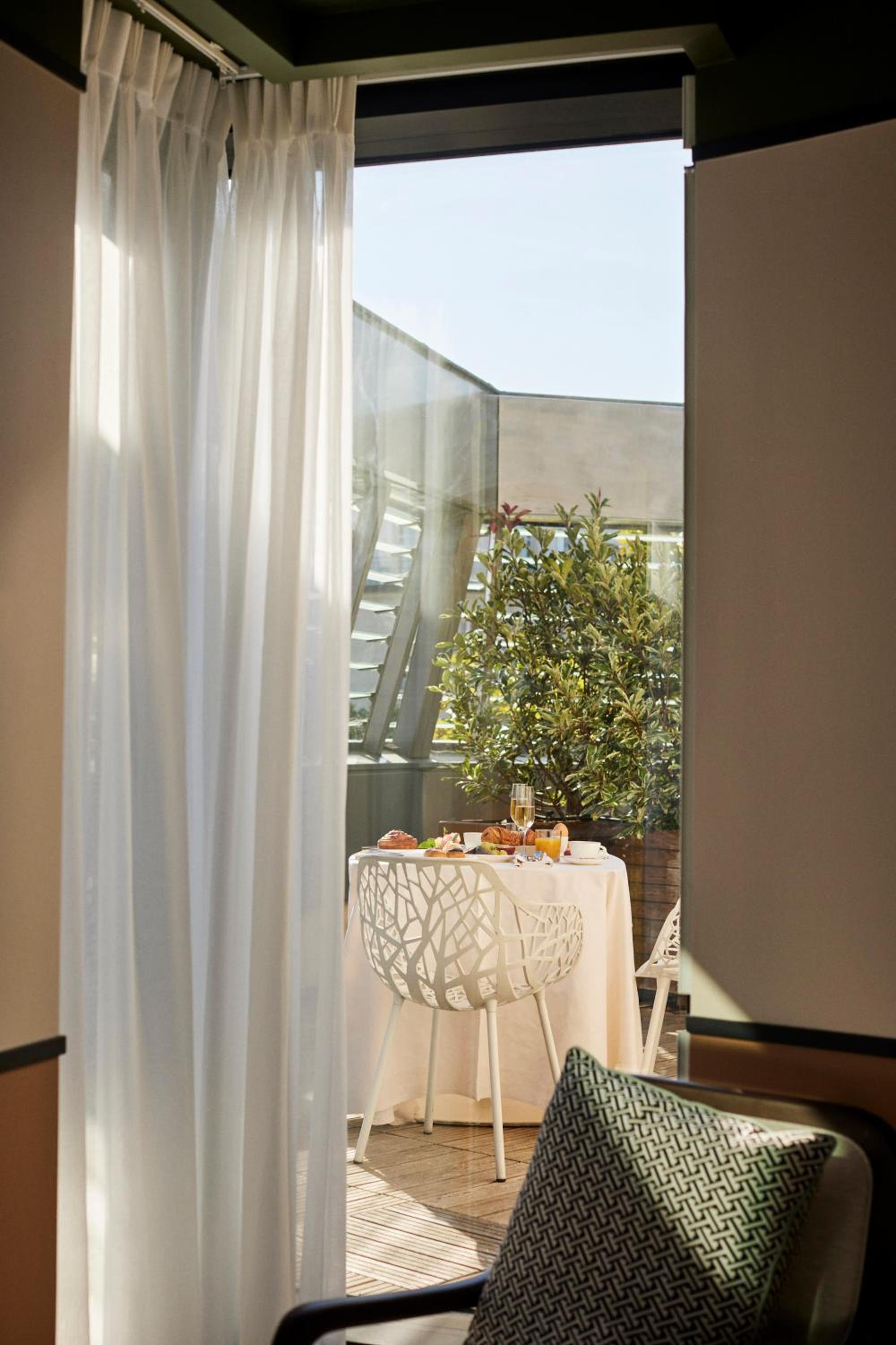 Deluxe King Room with Terrace - Photo 19