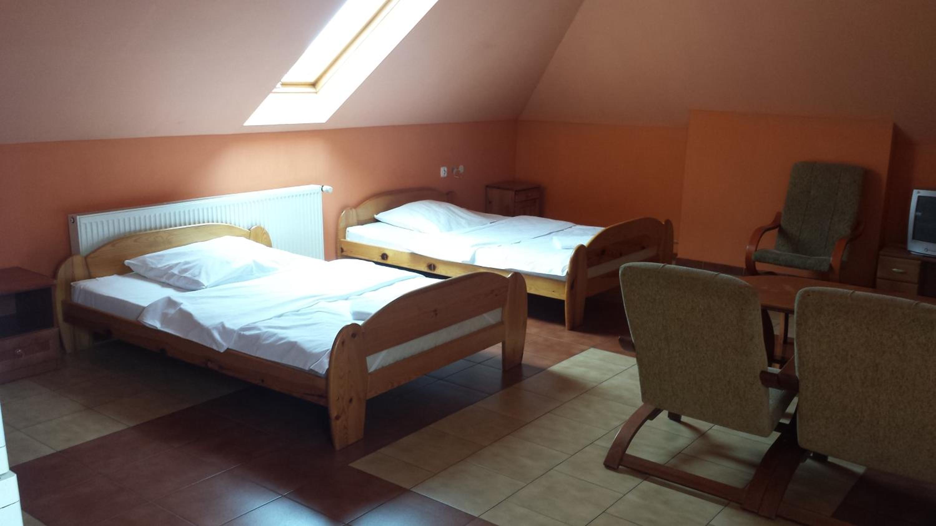 Deluxe Family Suite - Photo 3