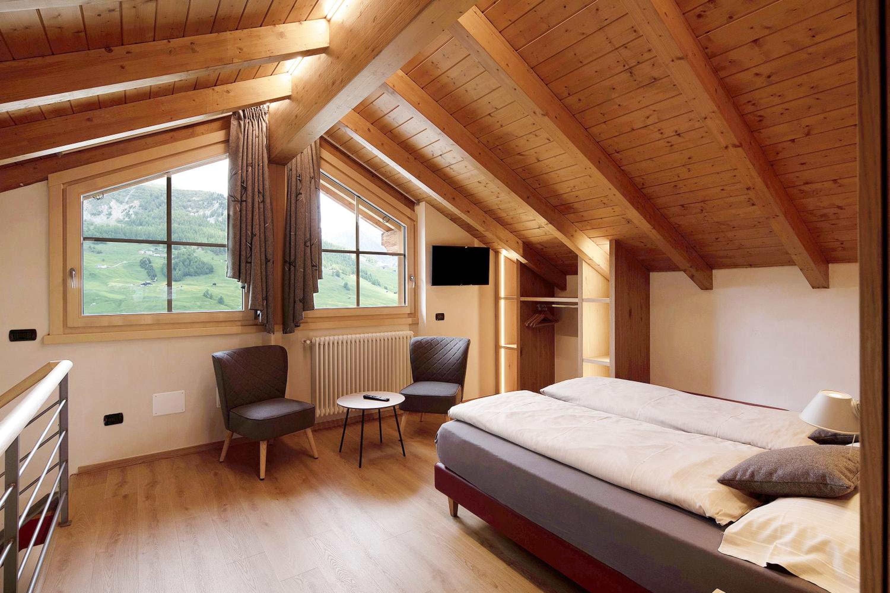 Two-Bedroom Deluxe Apartment with Balcony