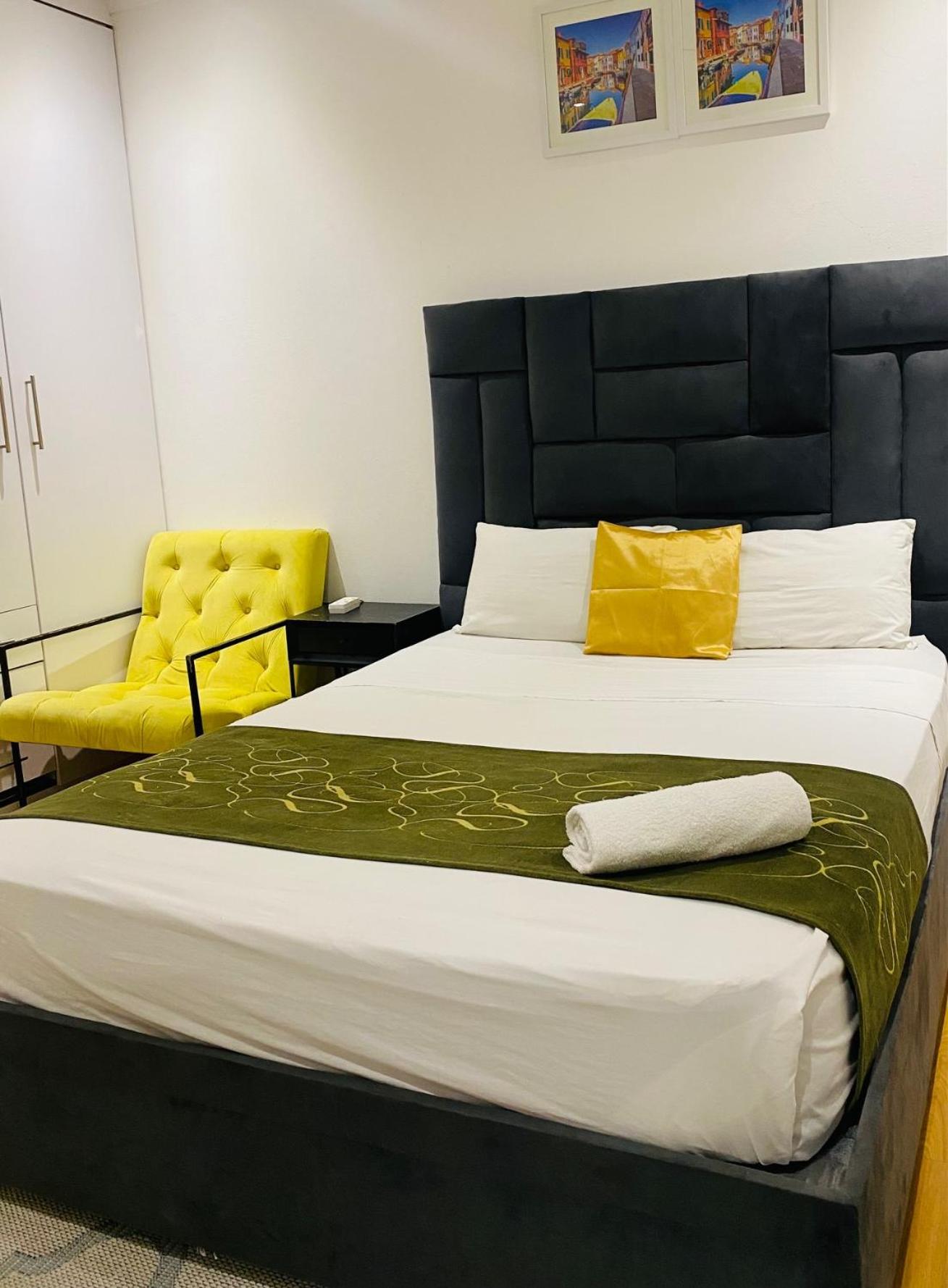 Double Room with Shared Bathroom photo 2