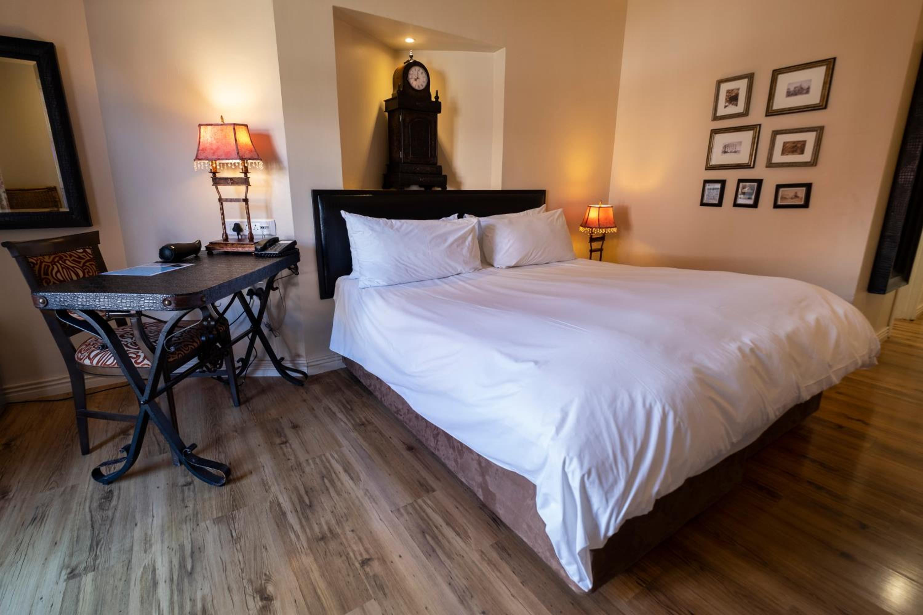 Guest Room, 1 King - Photo 8