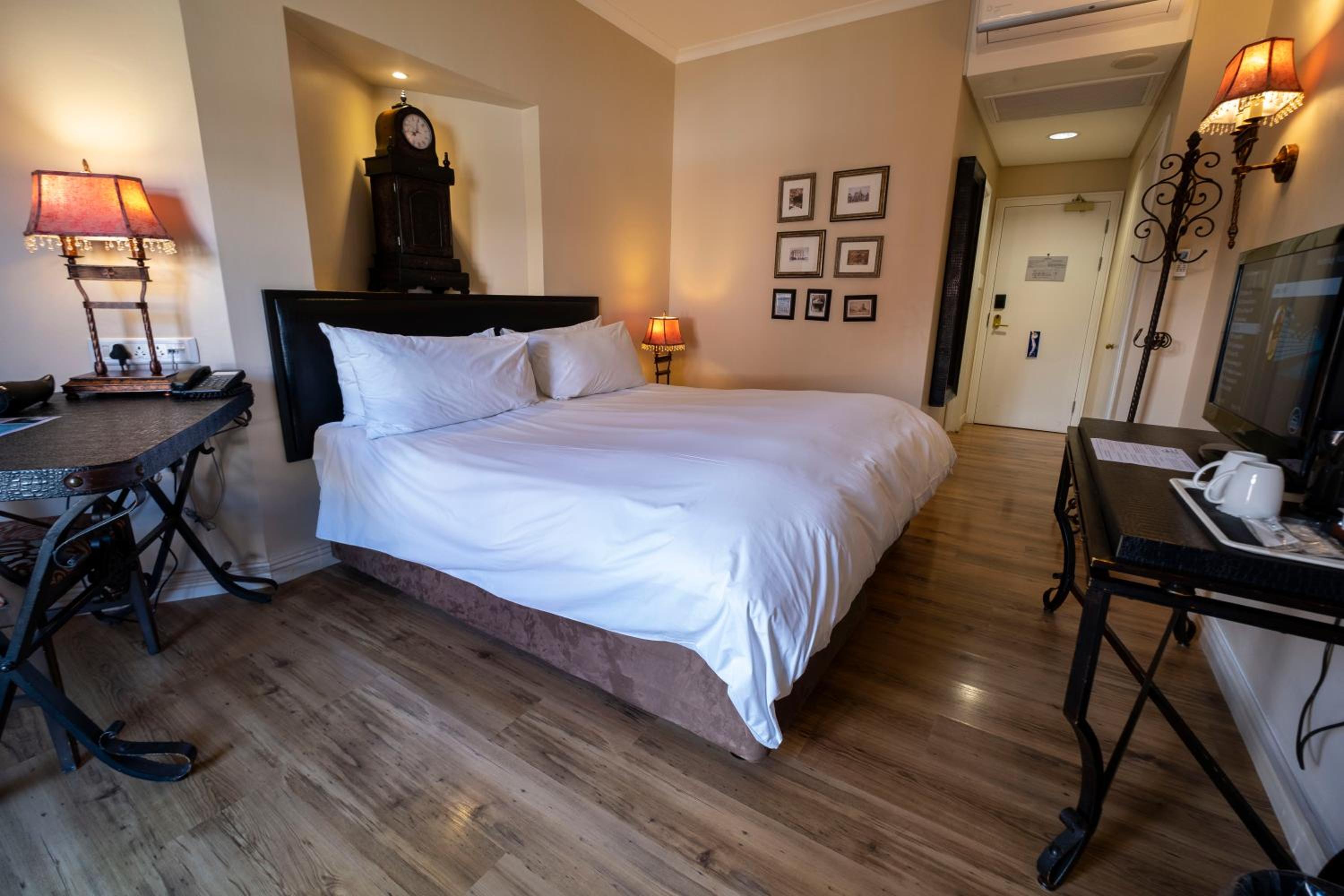 Guest Room, 1 King - Photo 6