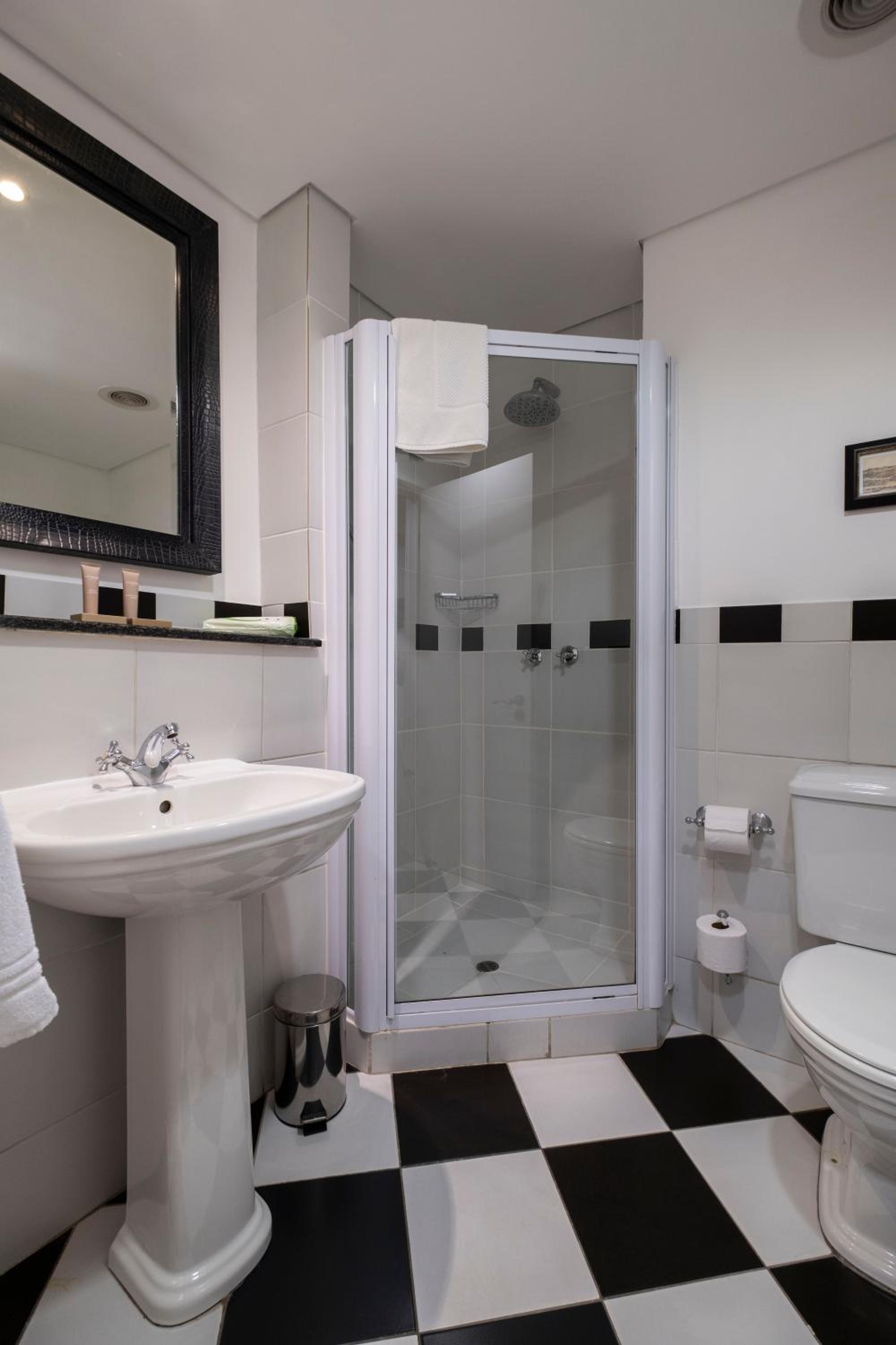 Guest Room, 1 King - Photo 4