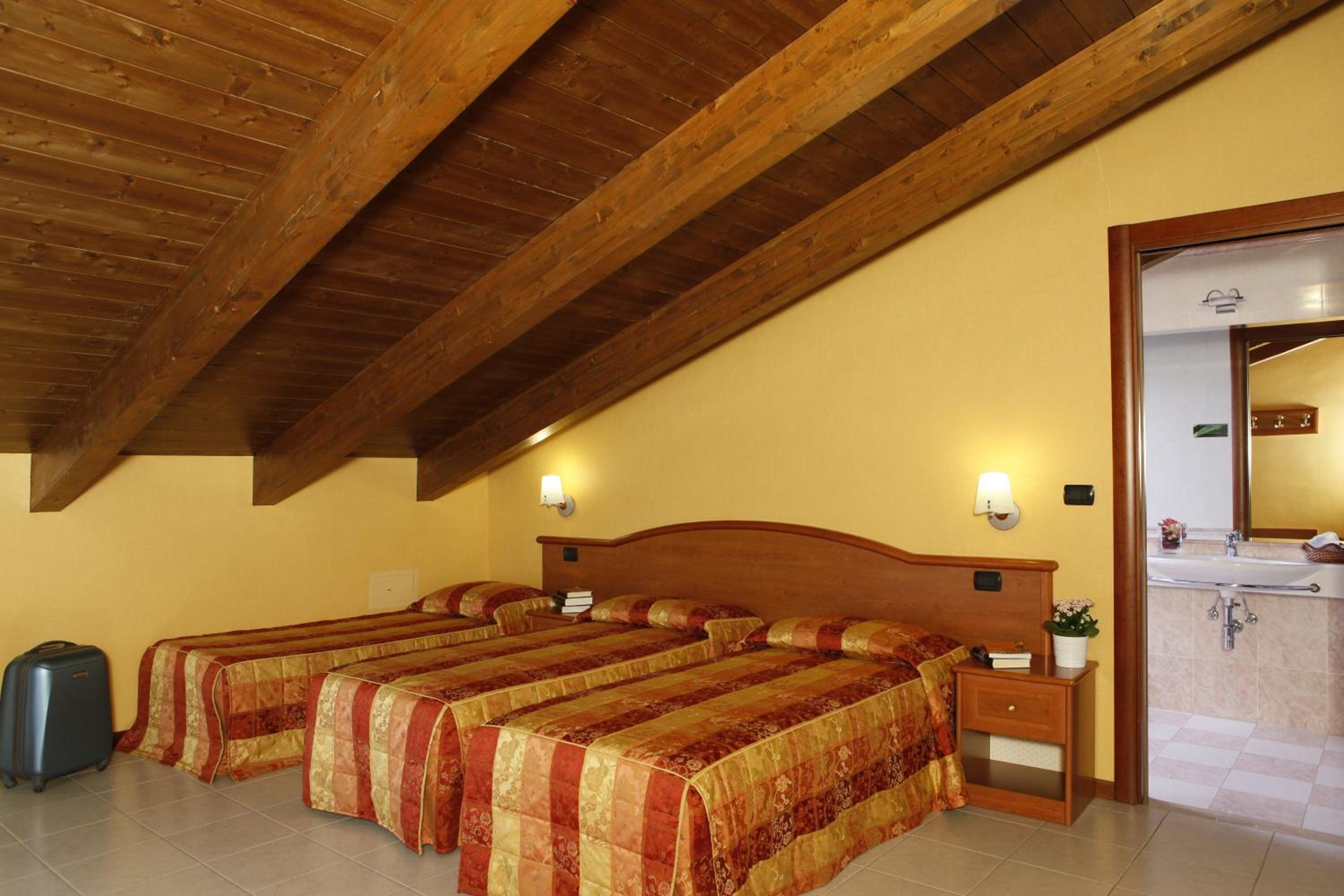 Standard Triple Room - Photo 8