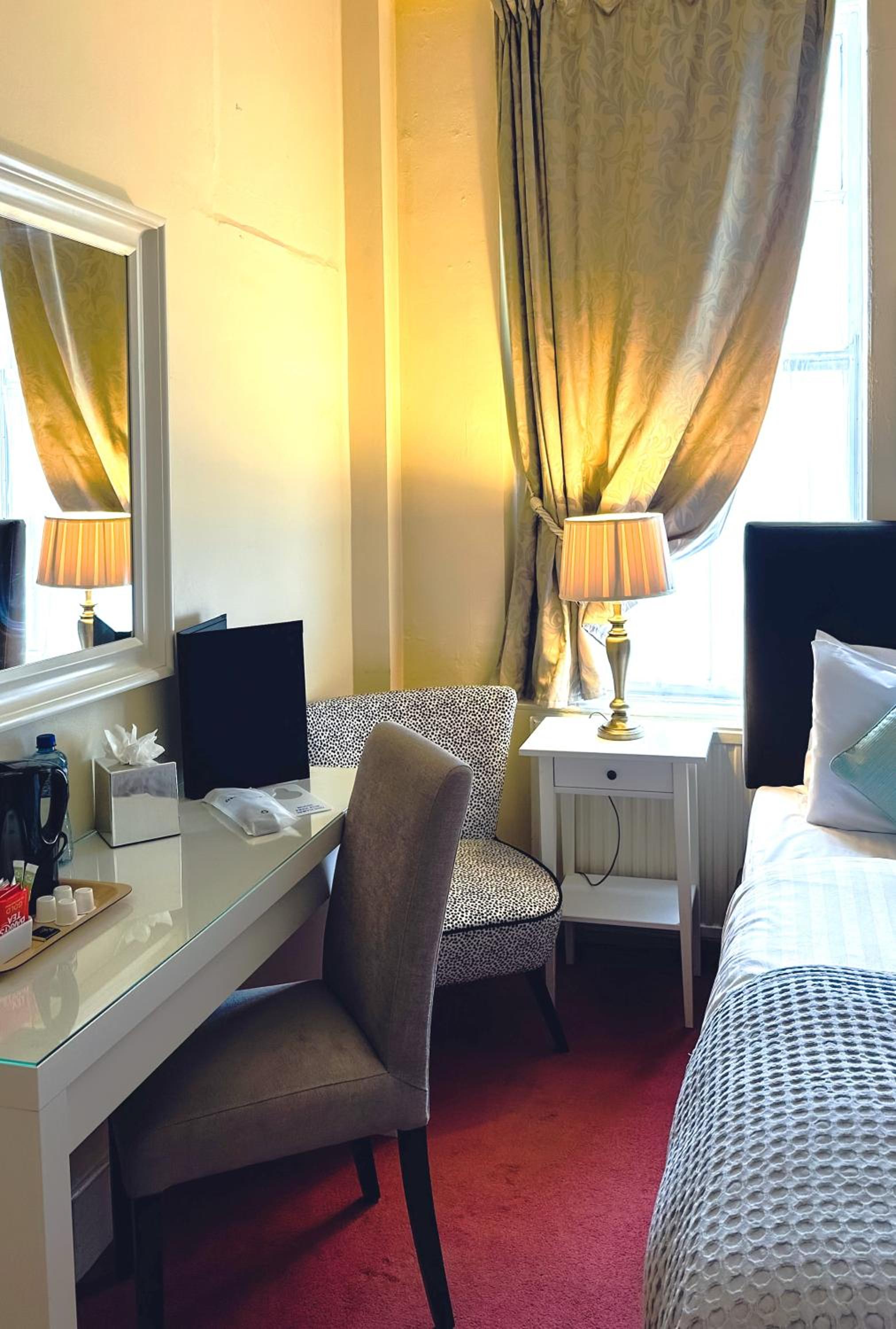 Small Single Room photo 3