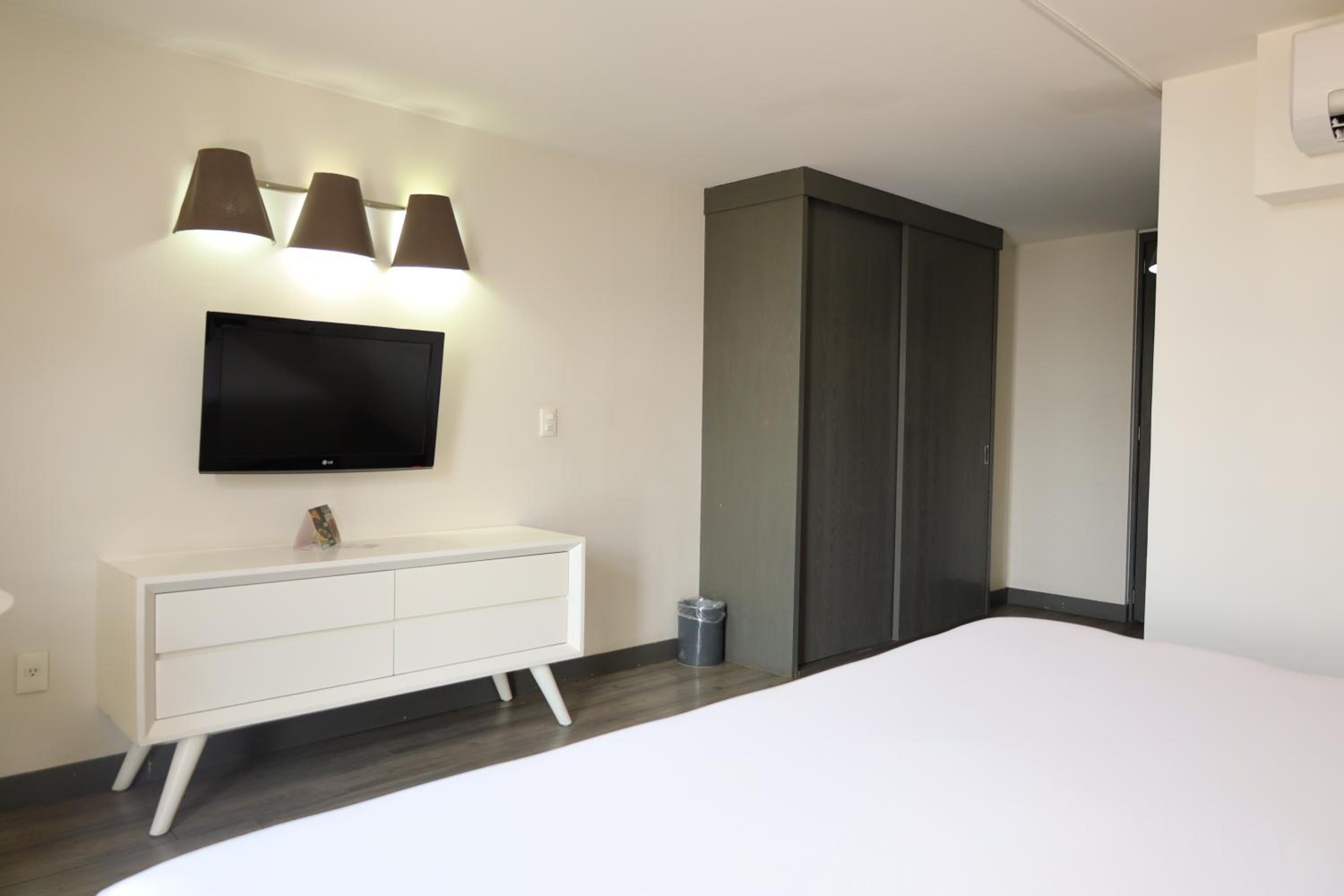 Standard King Room - Photo 8