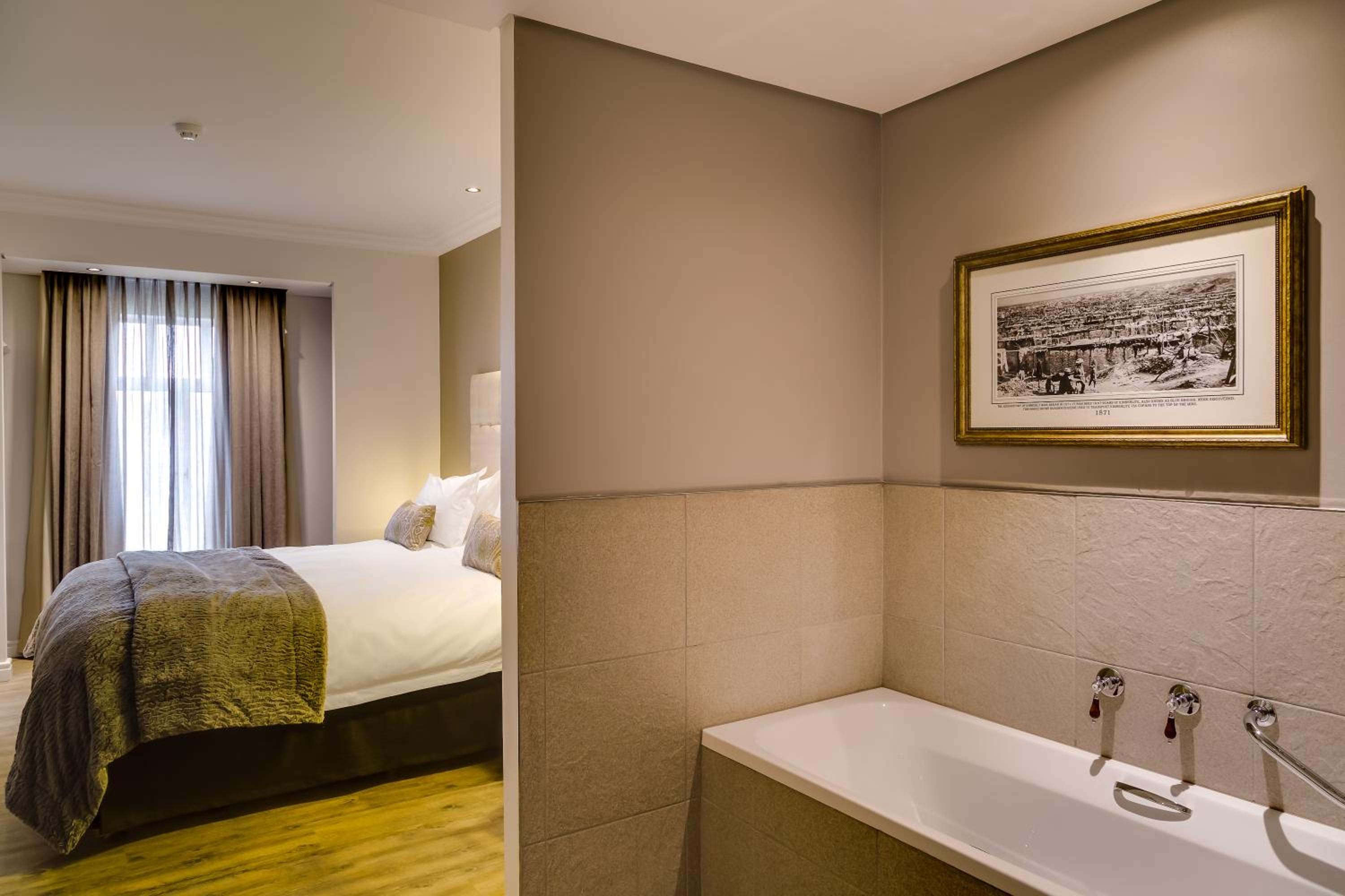 Larger Guest room, 1 King - Photo 2