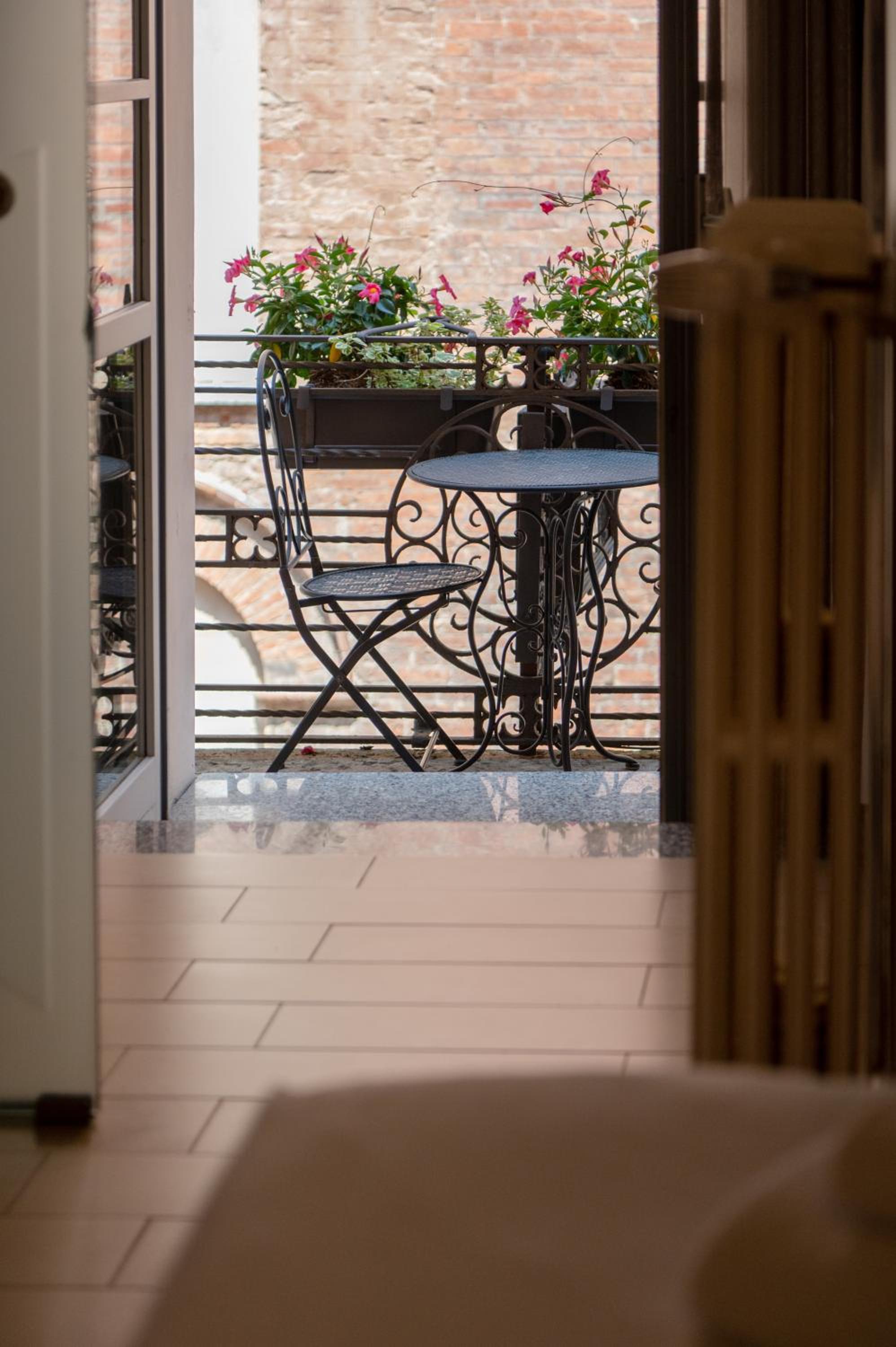 King Room with Balcony - Photo 5