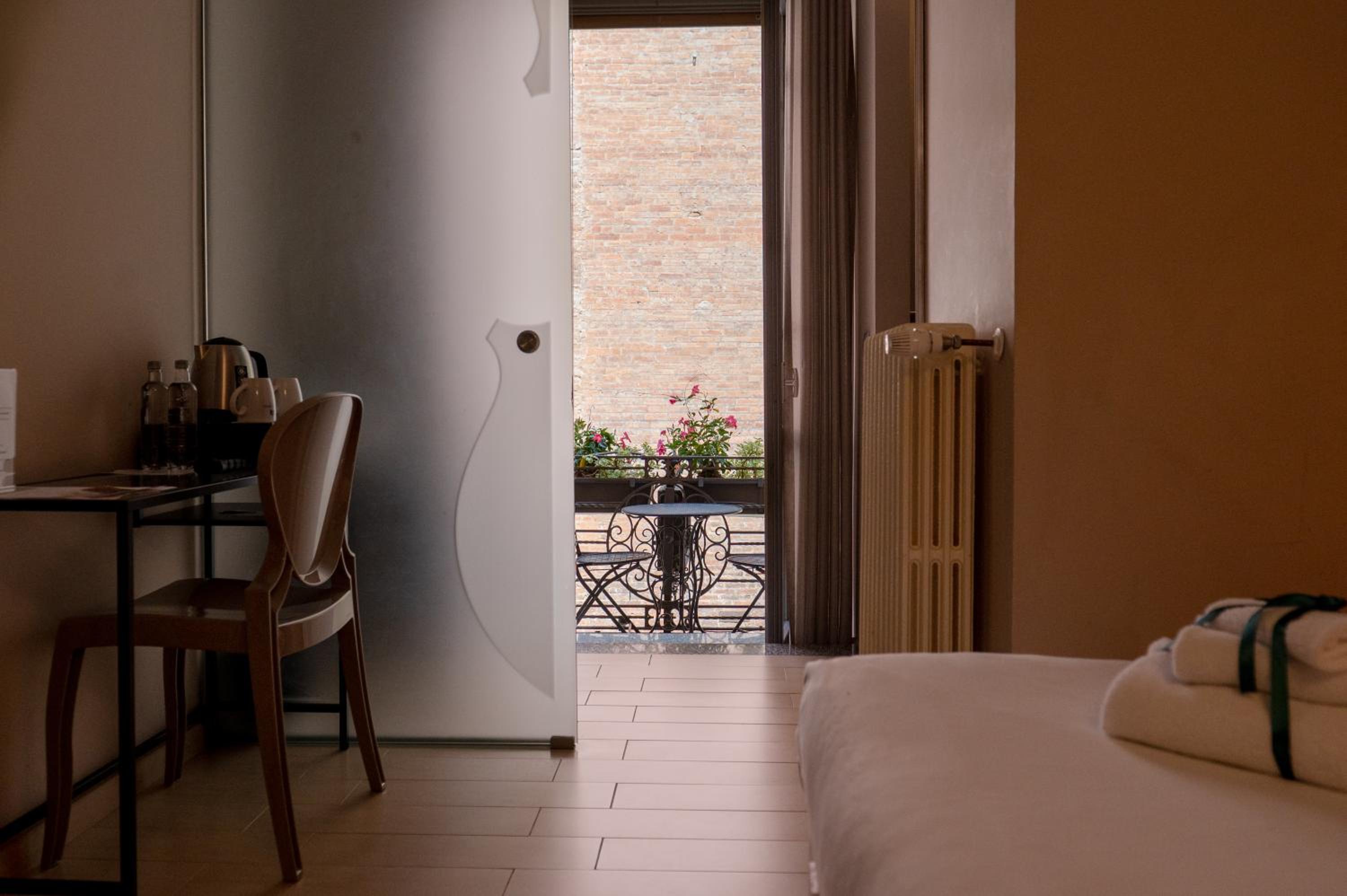 King Room with Balcony - Photo 1