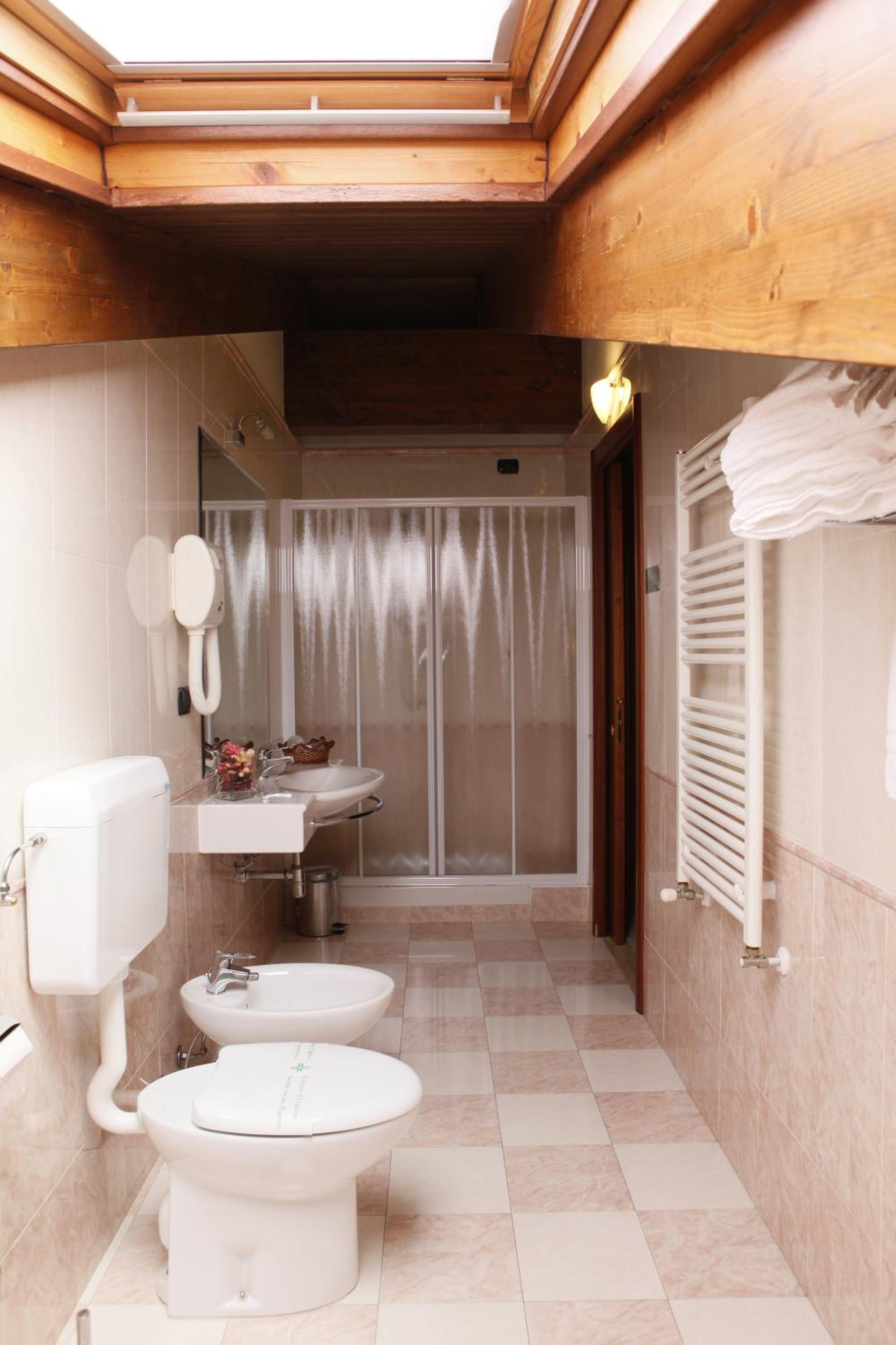 Standard Quadruple Room - Photo 9