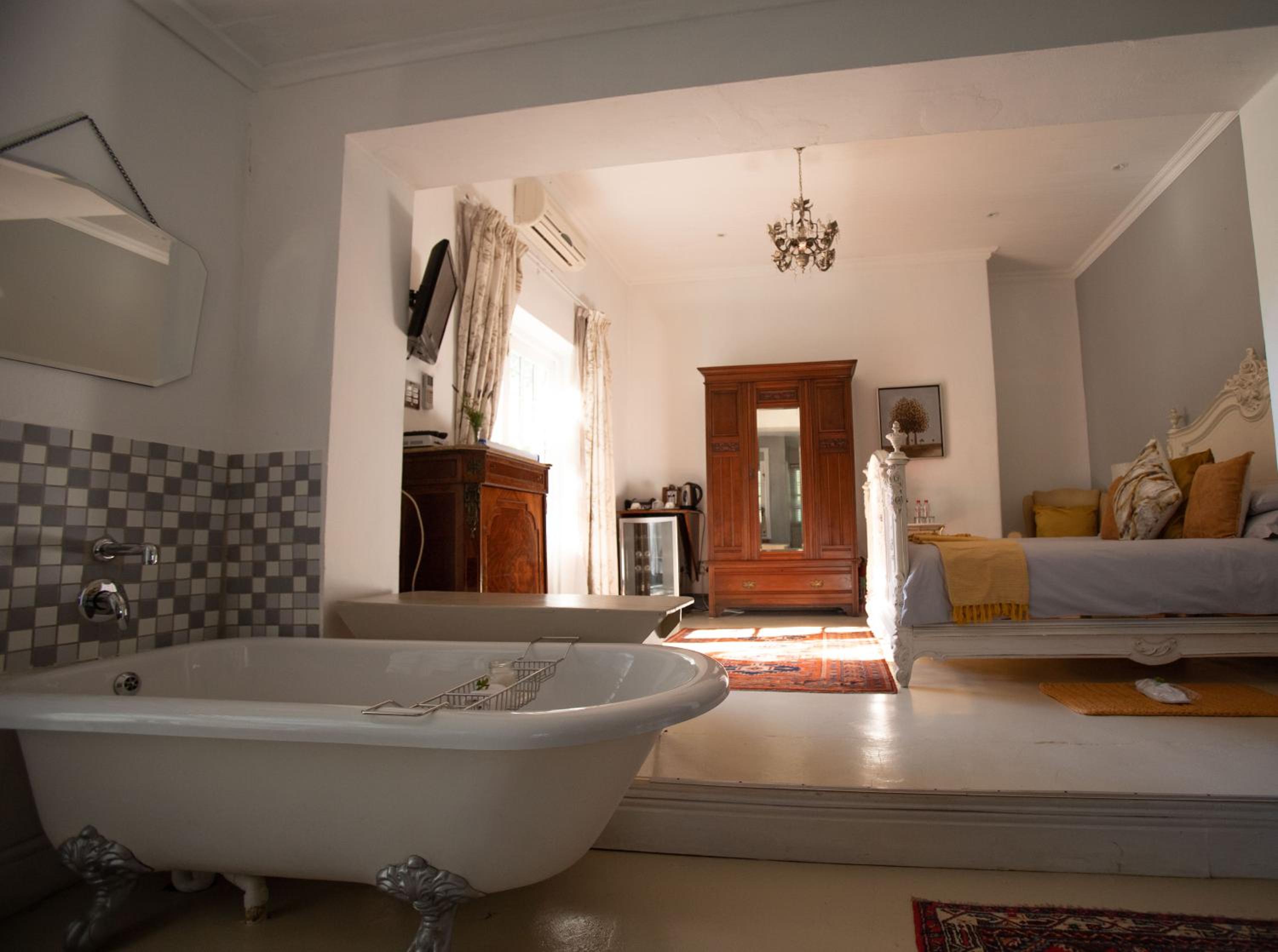 Superior Suite 8 - Photo 2