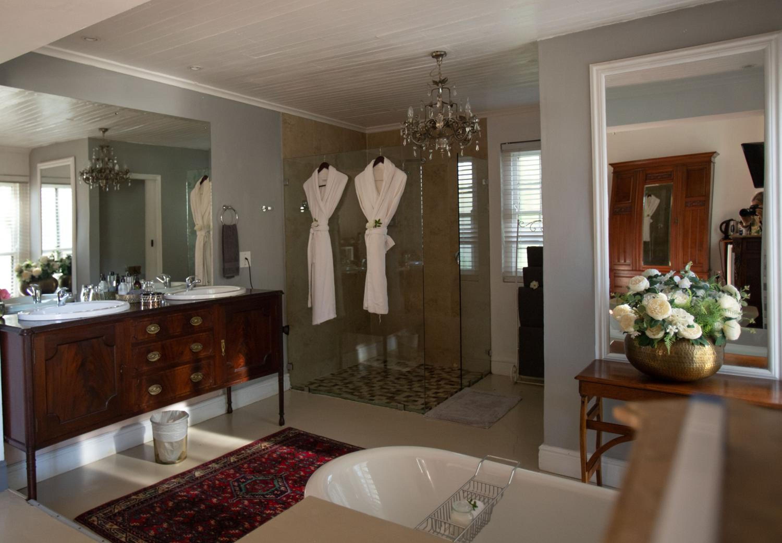Superior Suite 8 - Photo 3