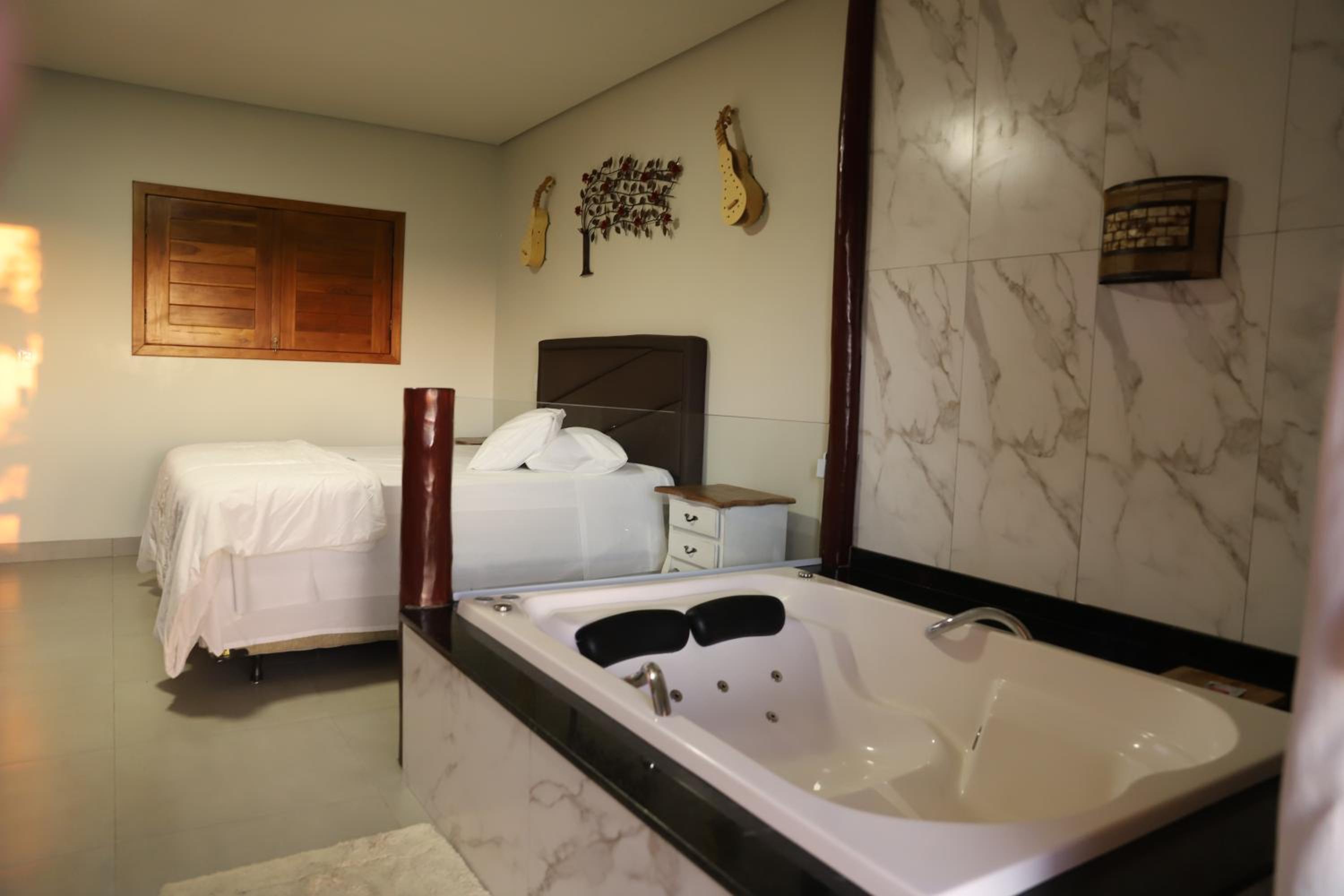 Deluxe Suite with Spa Bath photo 3
