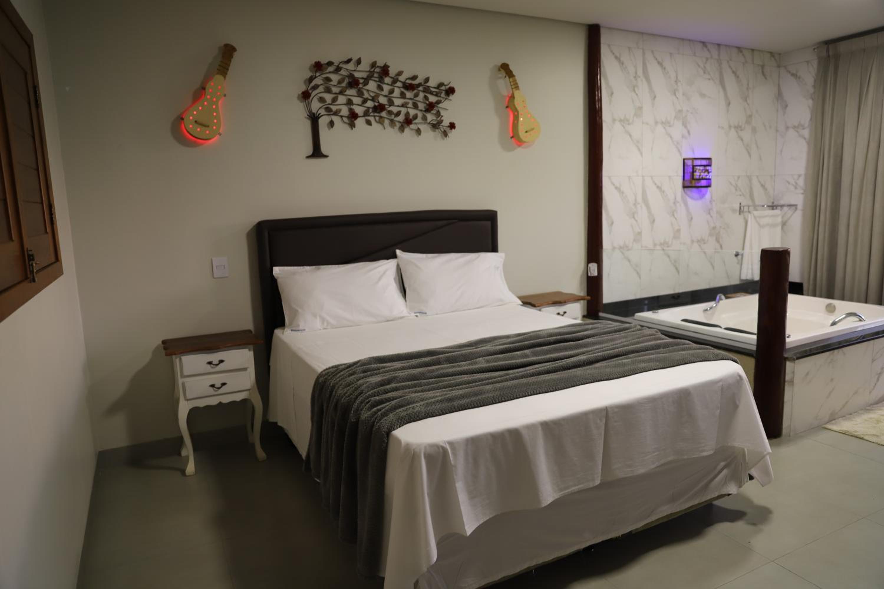 Deluxe Suite with Spa Bath photo 2