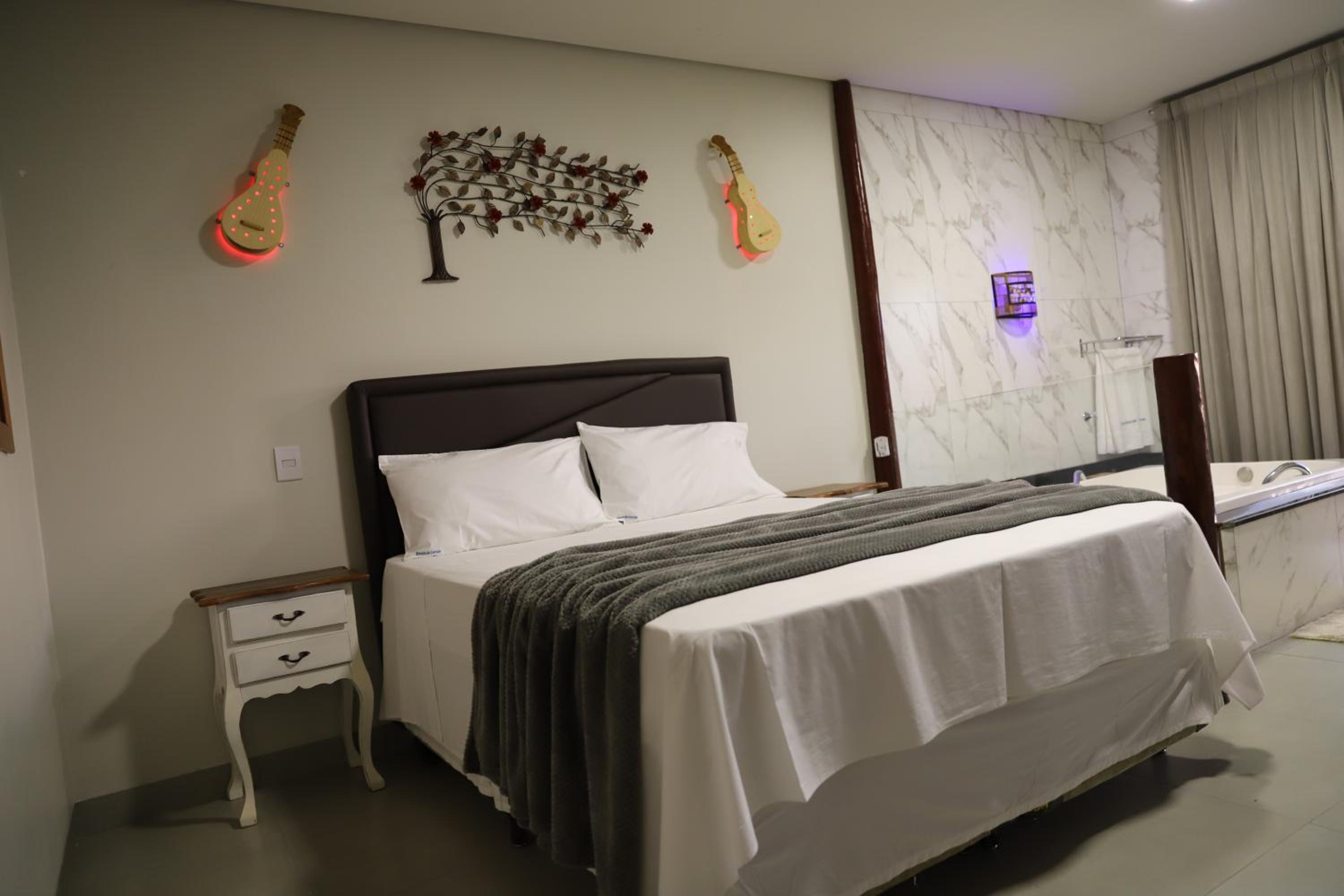 Deluxe Suite with Spa Bath