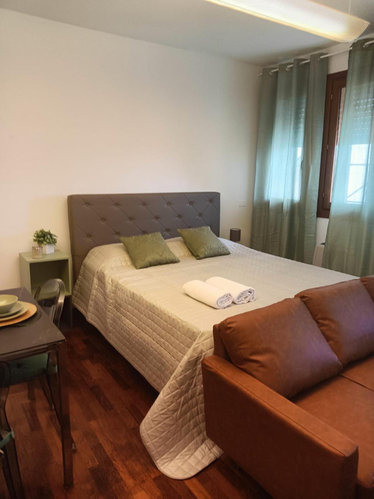 One-Bedroom Apartment photo 1