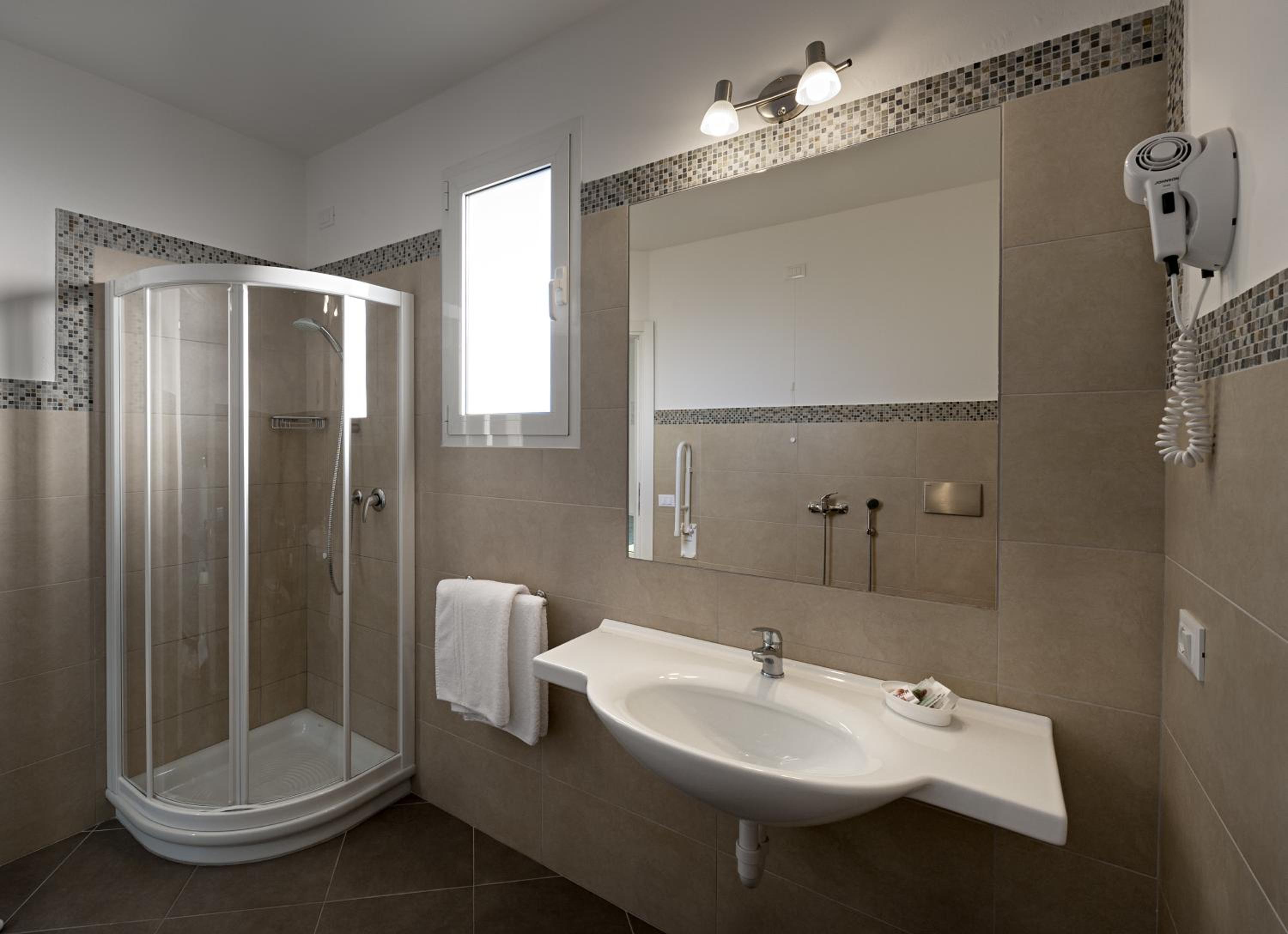 Double or Twin Room - Photo 5