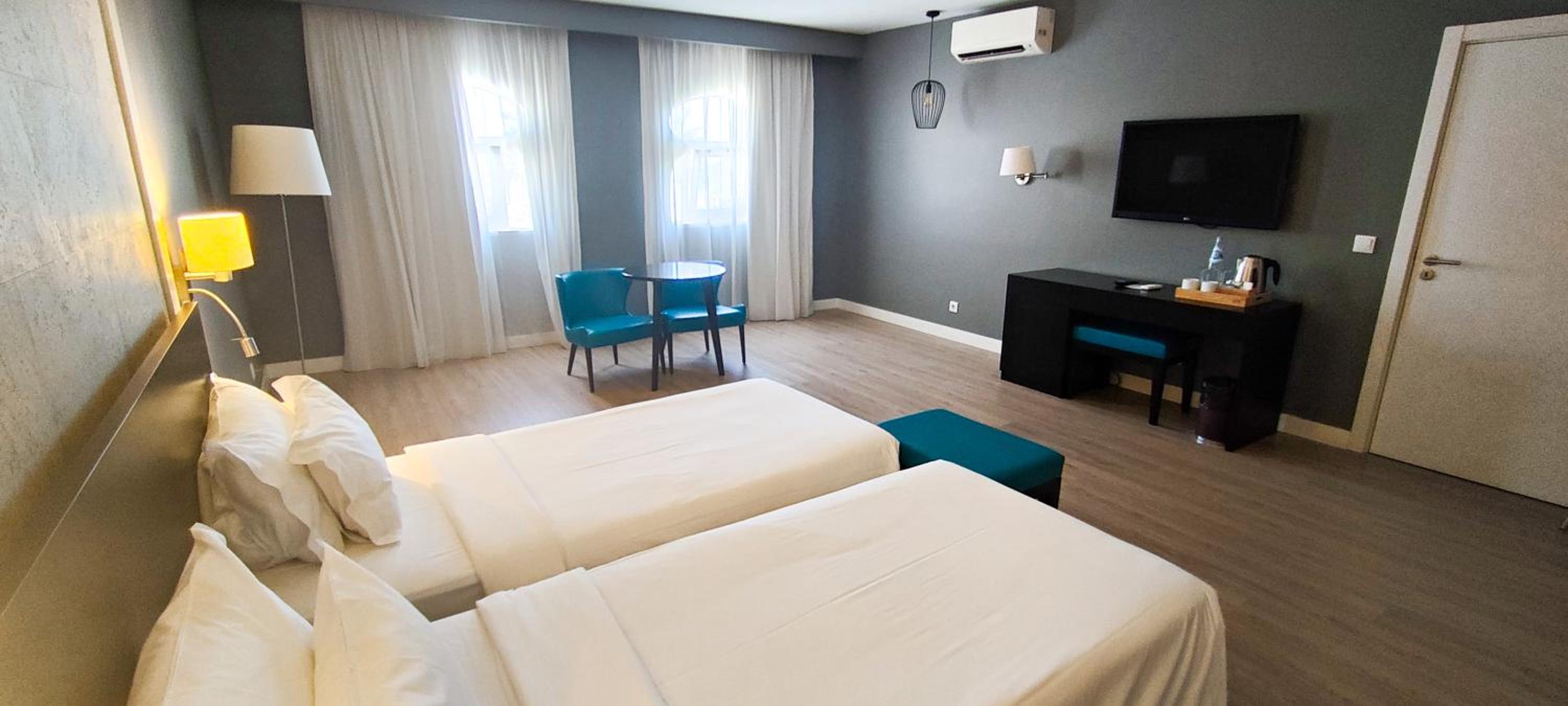 Twin Room - Disability Access and no balcony - Photo 1