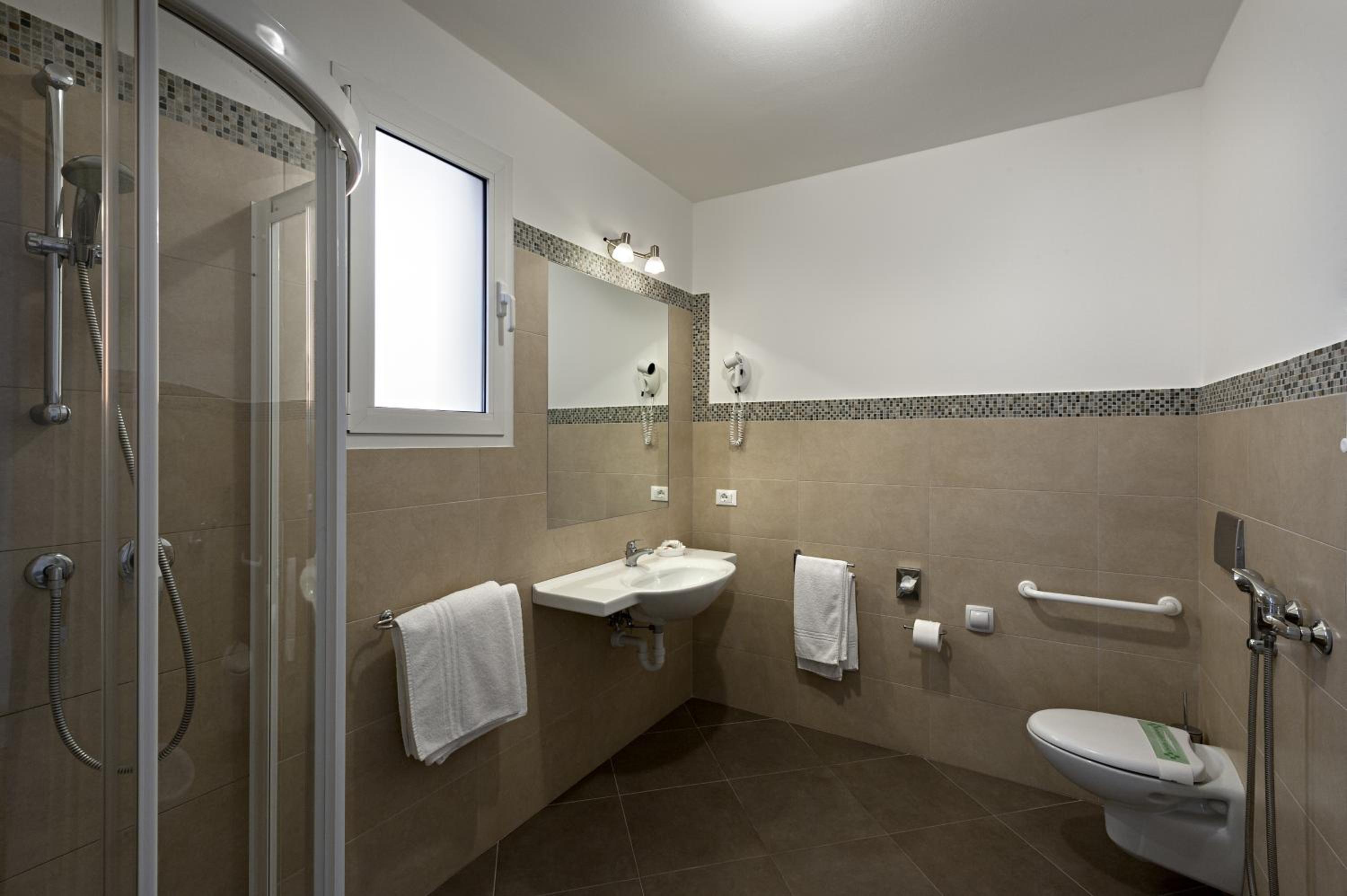 Double or Twin Room - Photo 4