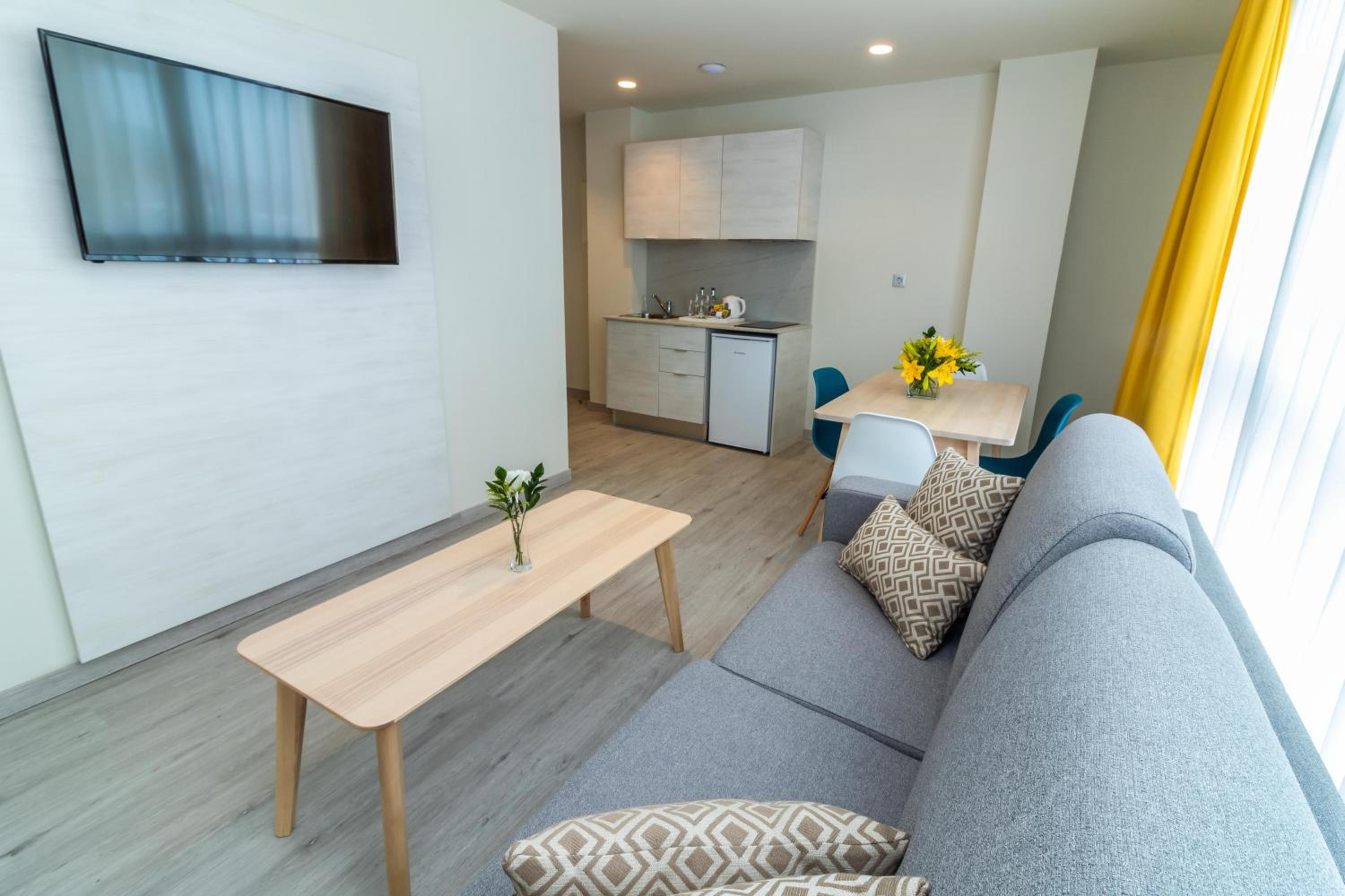 Family Room - Photo 2