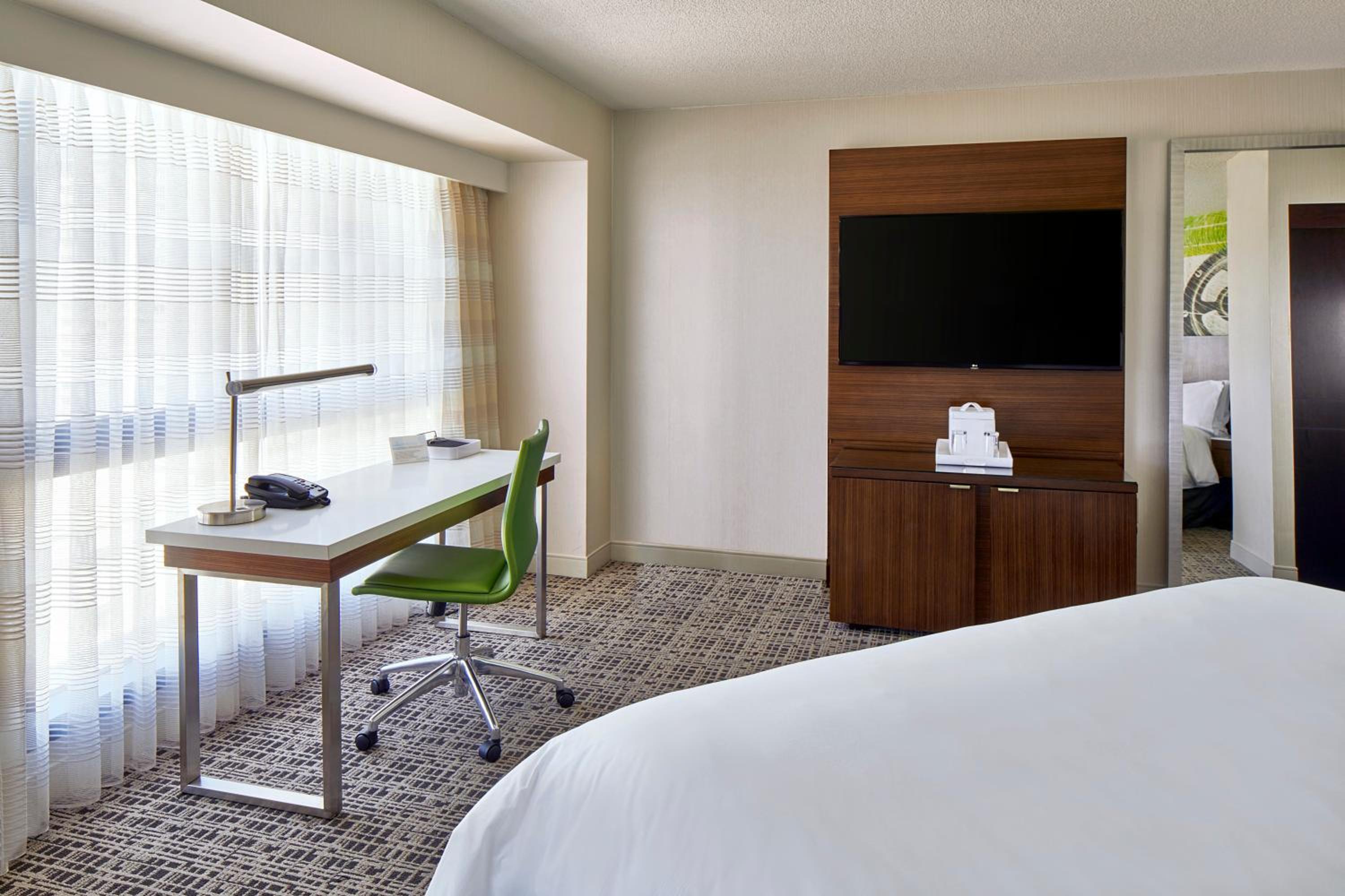 Deluxe Corner King Room - Photo 3