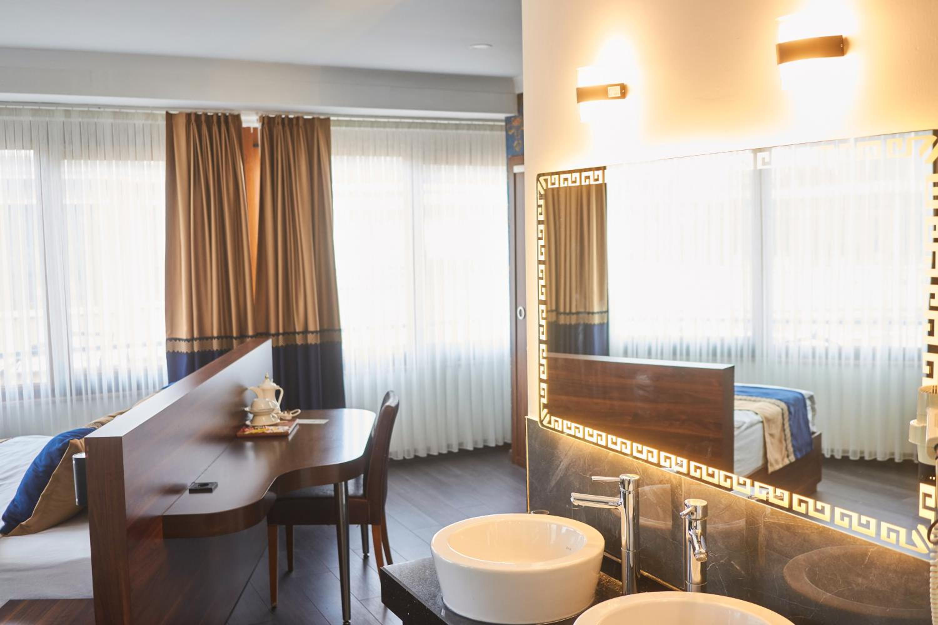 Deluxe Room with Spa Bath photo 2