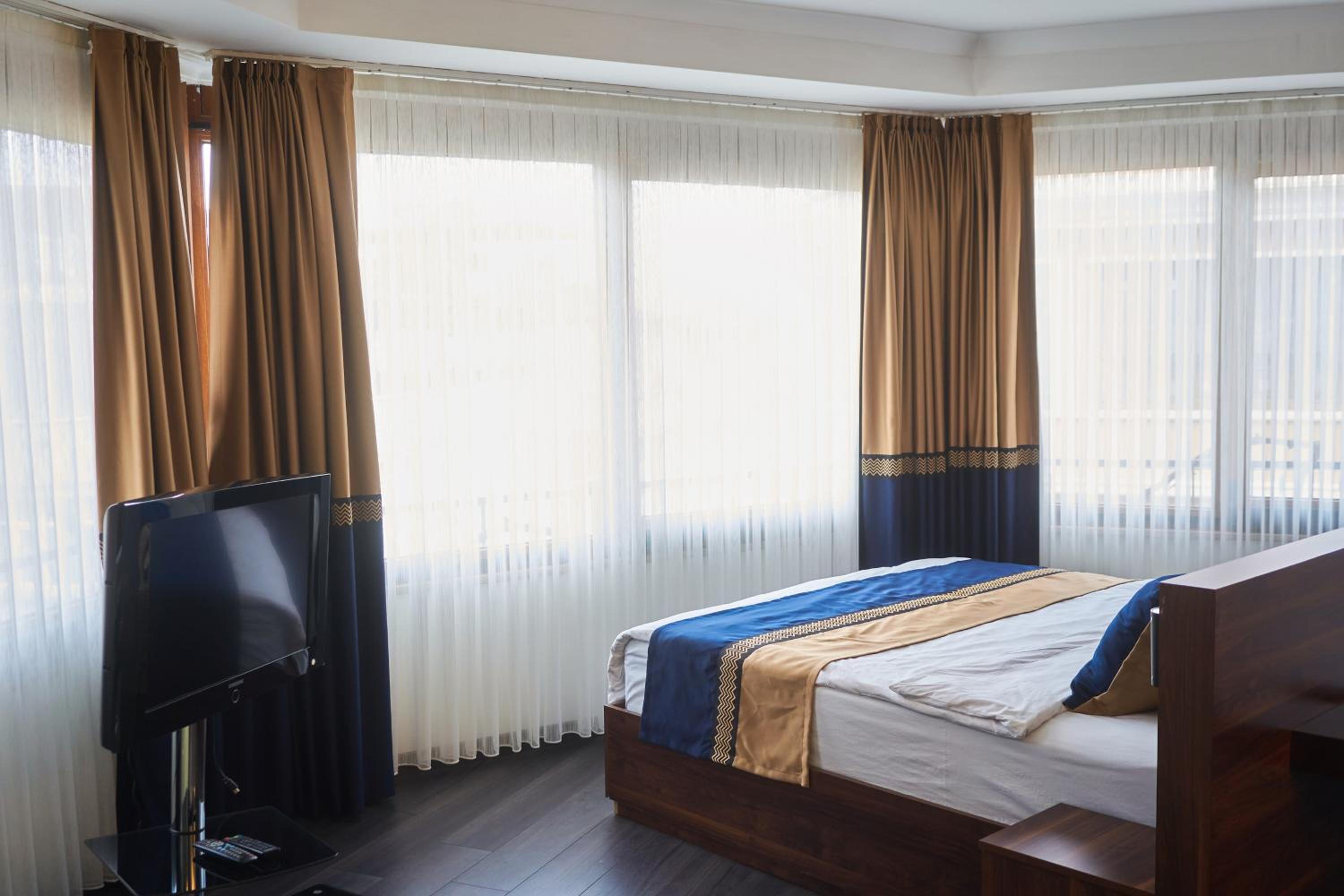 Deluxe Room with Spa Bath photo 3