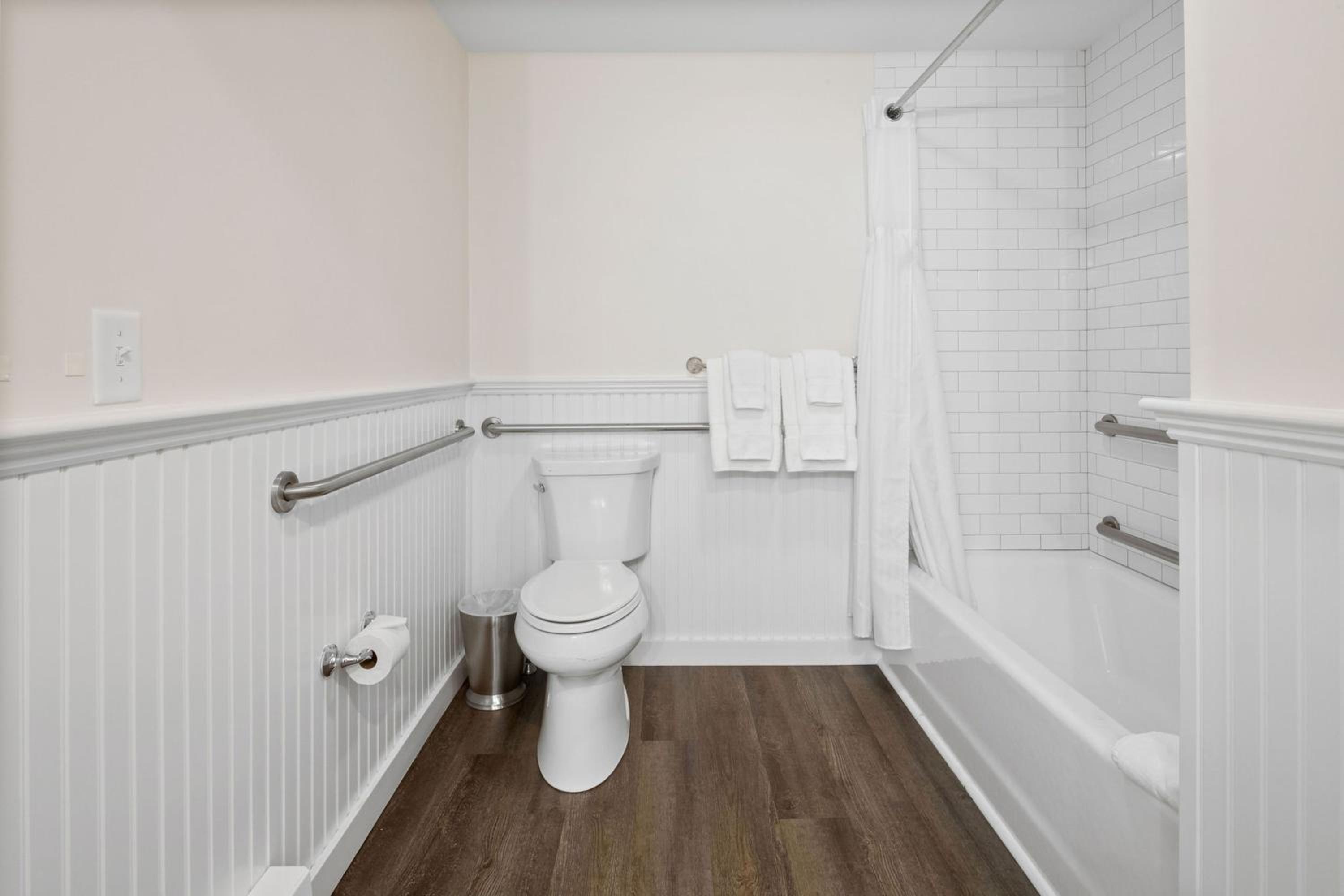 King Room - Disability Access photo 2