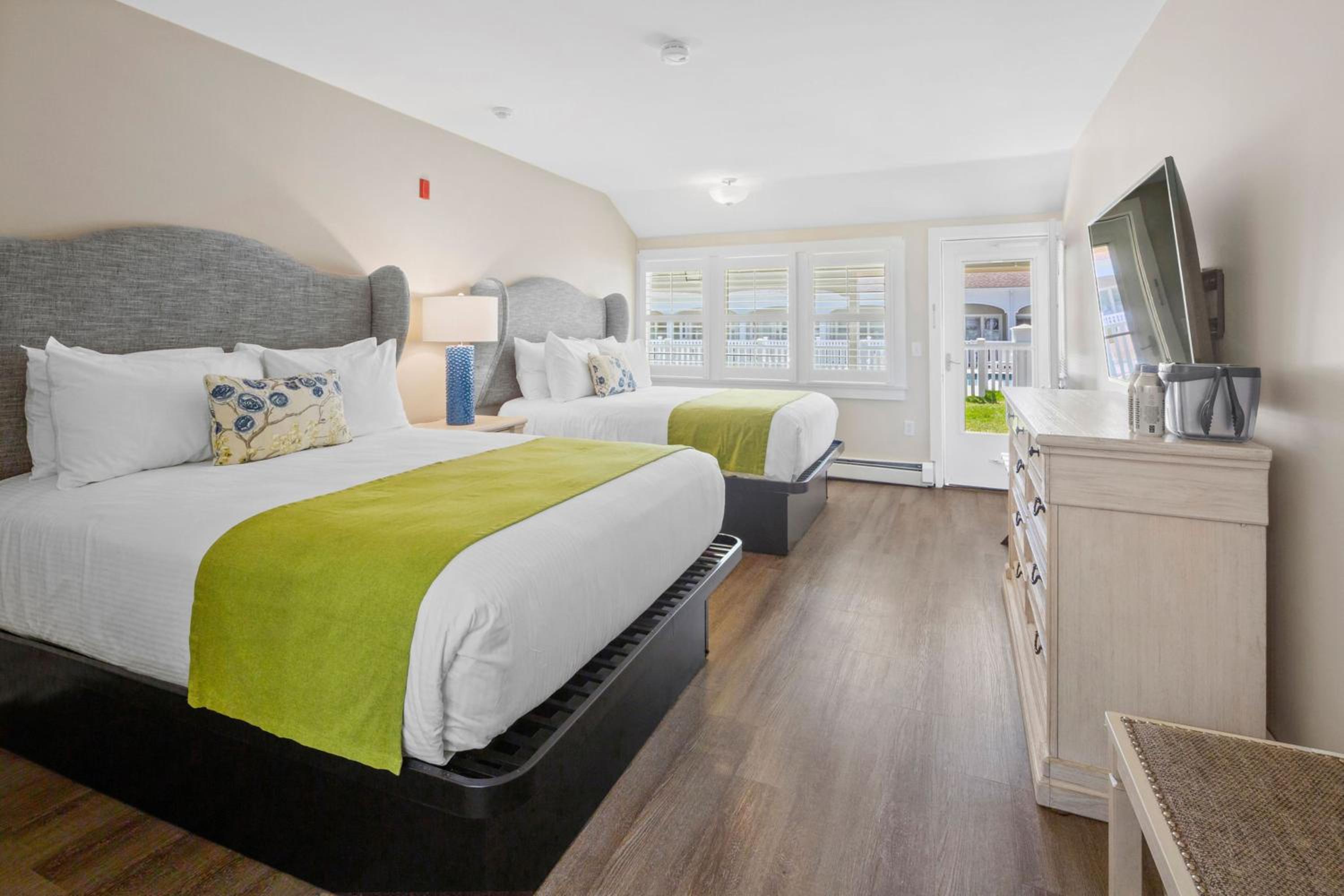 Queen Room with Two Queen Beds photo 3