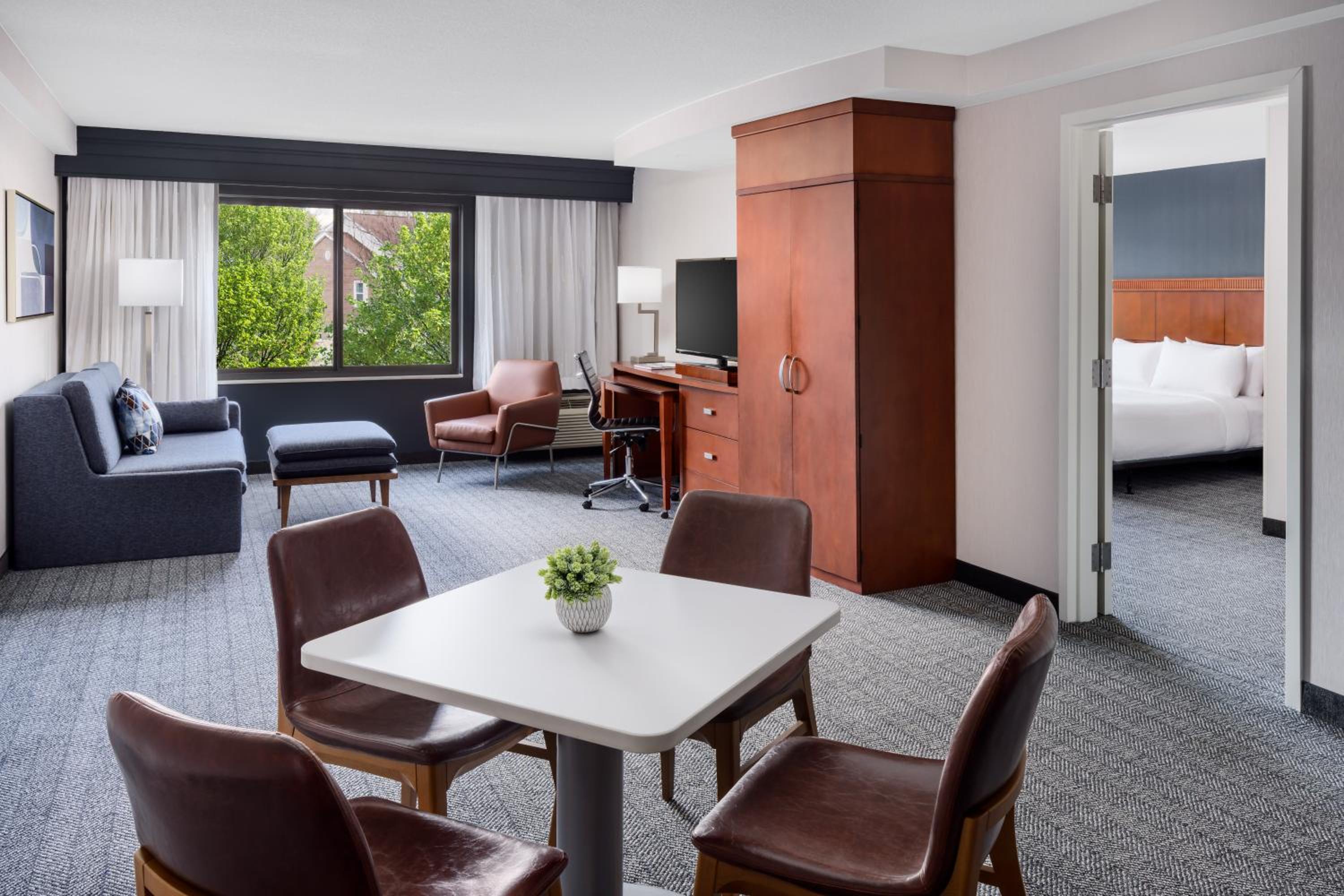 1 Bedroom Executive Suite, 1 King, Sofa bed - Photo 1