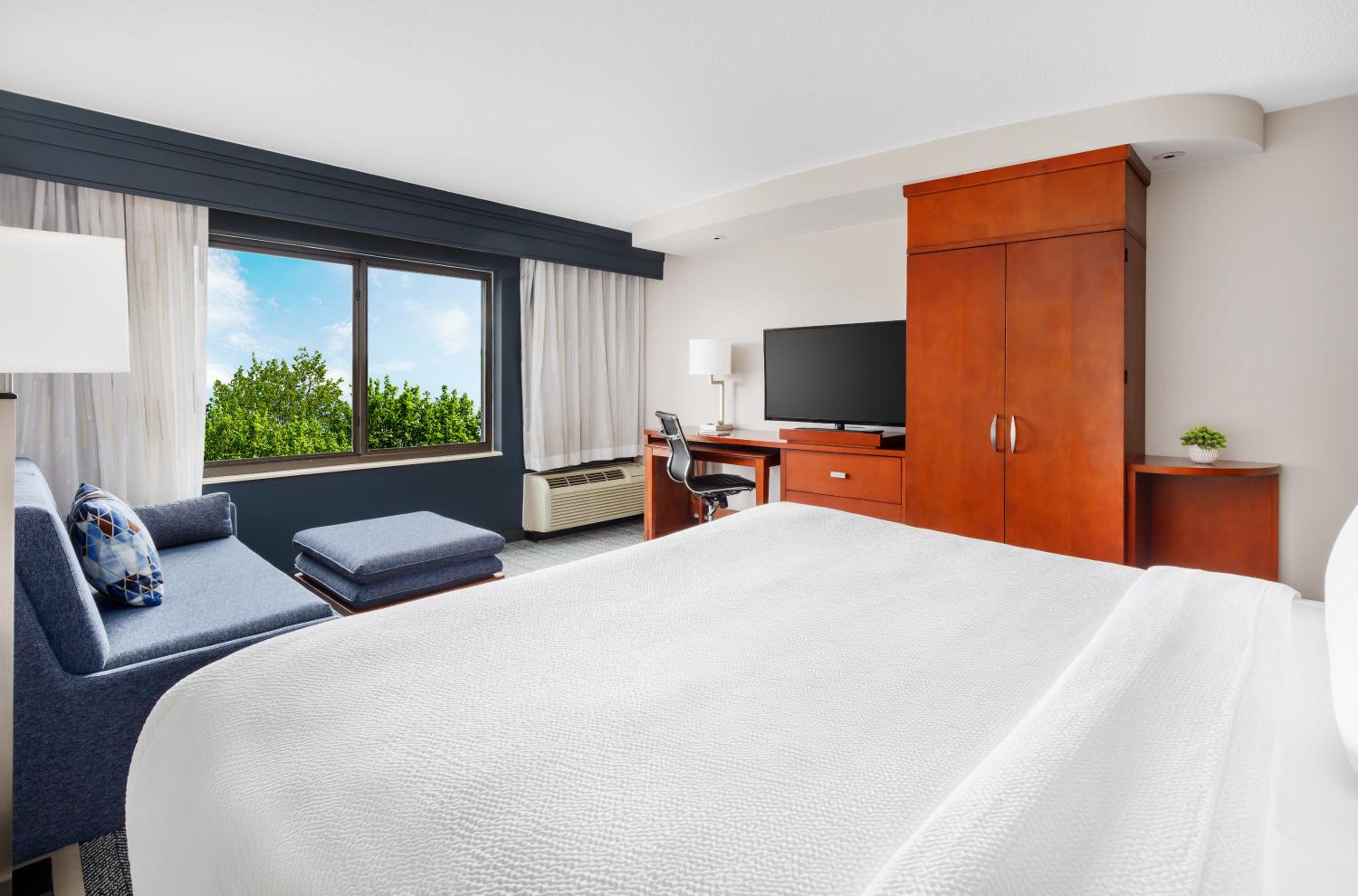 King Room with Sofa Bed - Photo 12