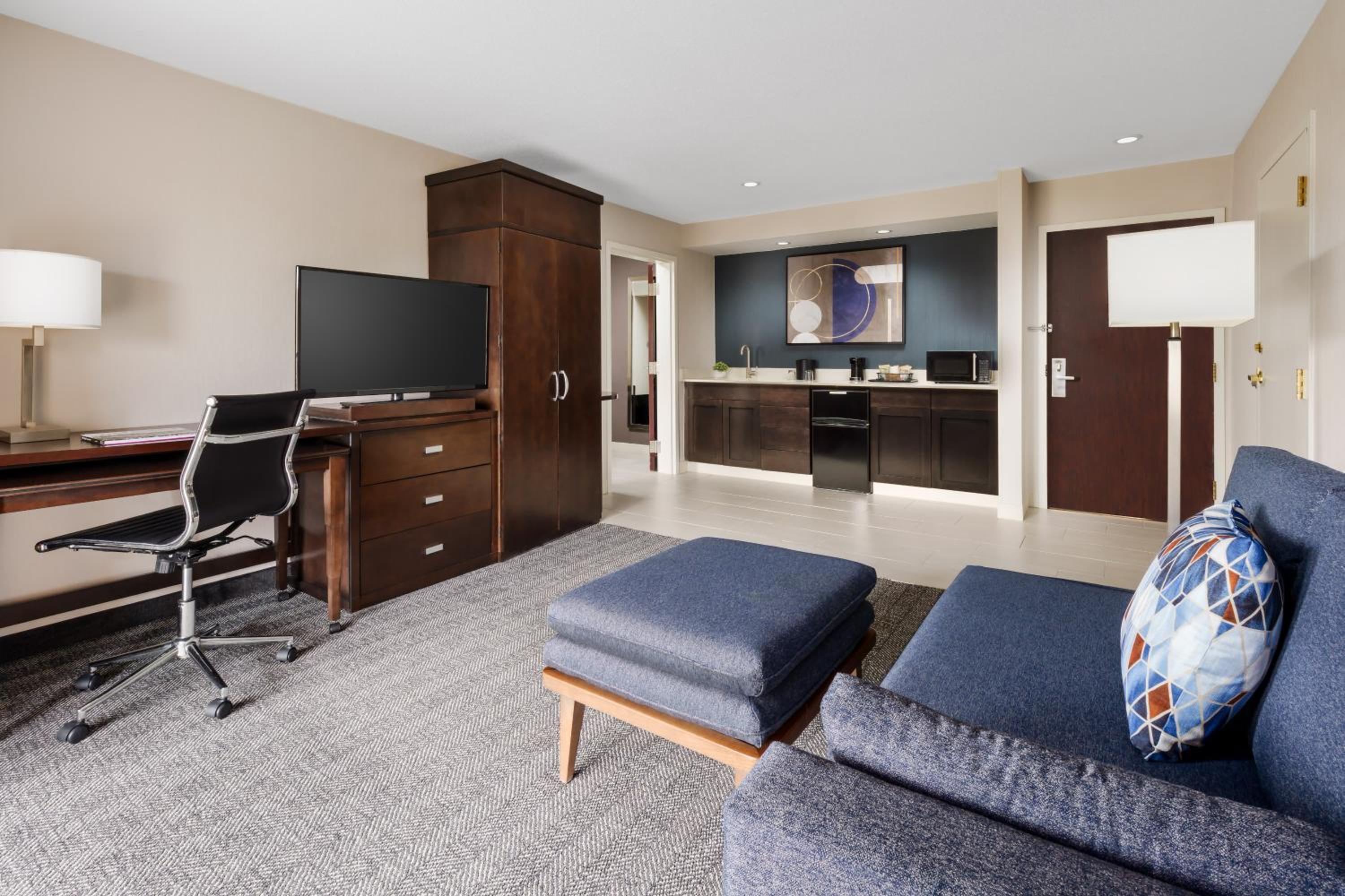 1 Bedroom Executive Suite, 1 King, Sofa bed - Photo 4