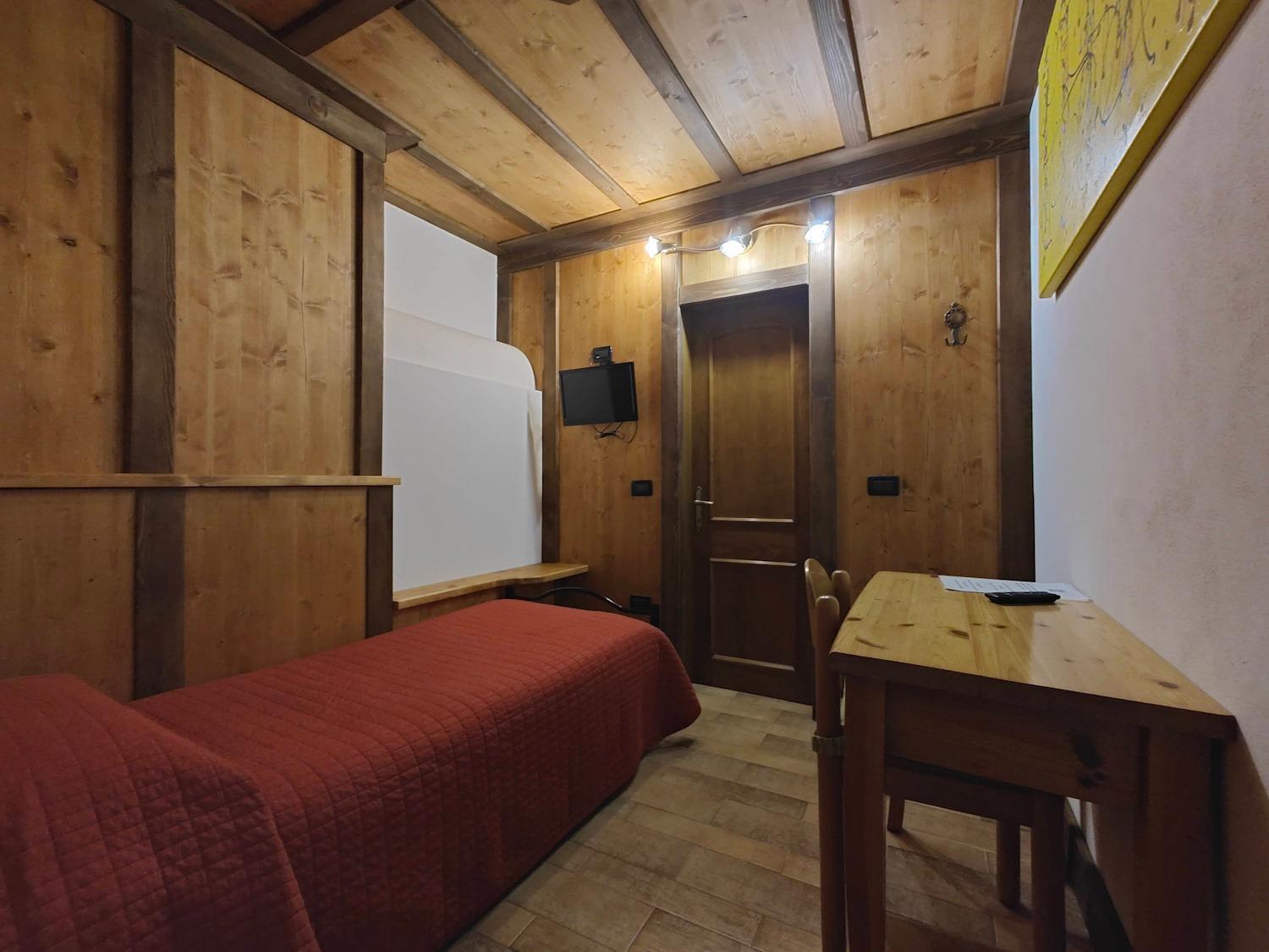 Single Room with Bathroom photo 3