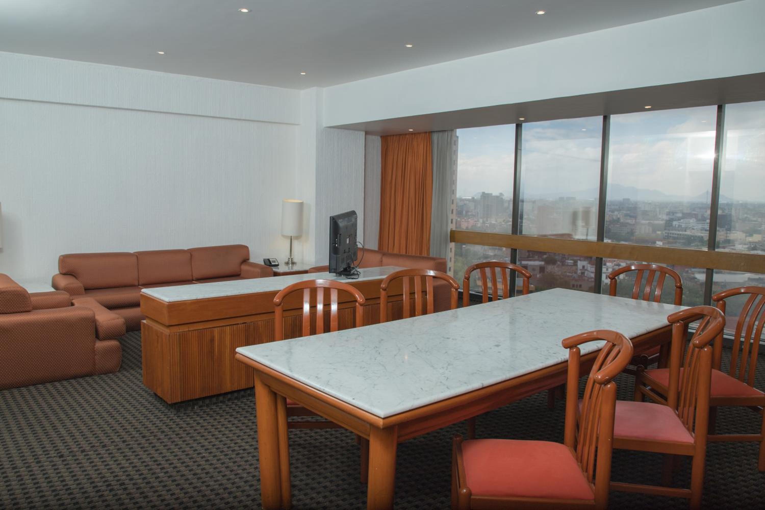 Suite with City View - Photo 3