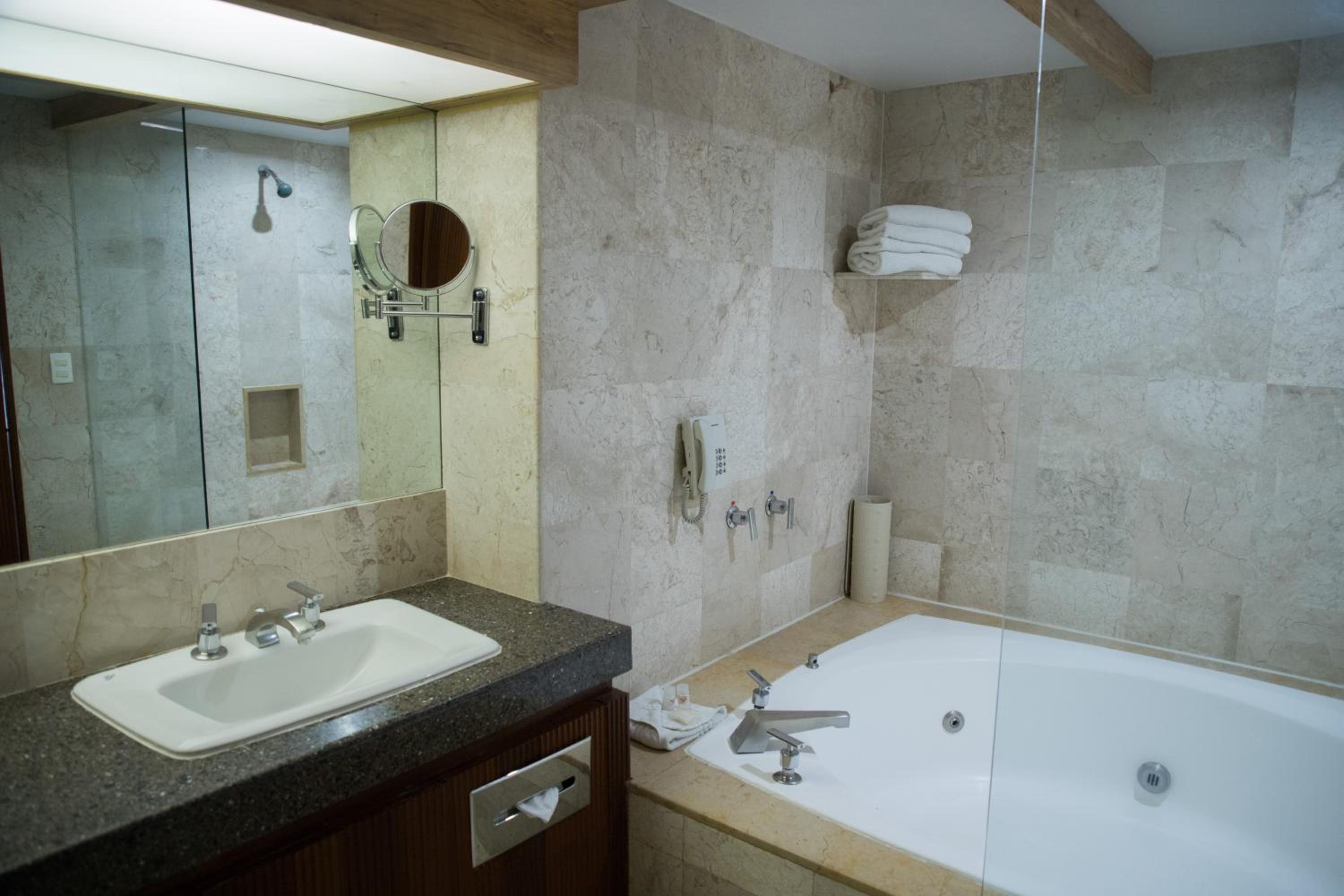 Suite with City View - Photo 2