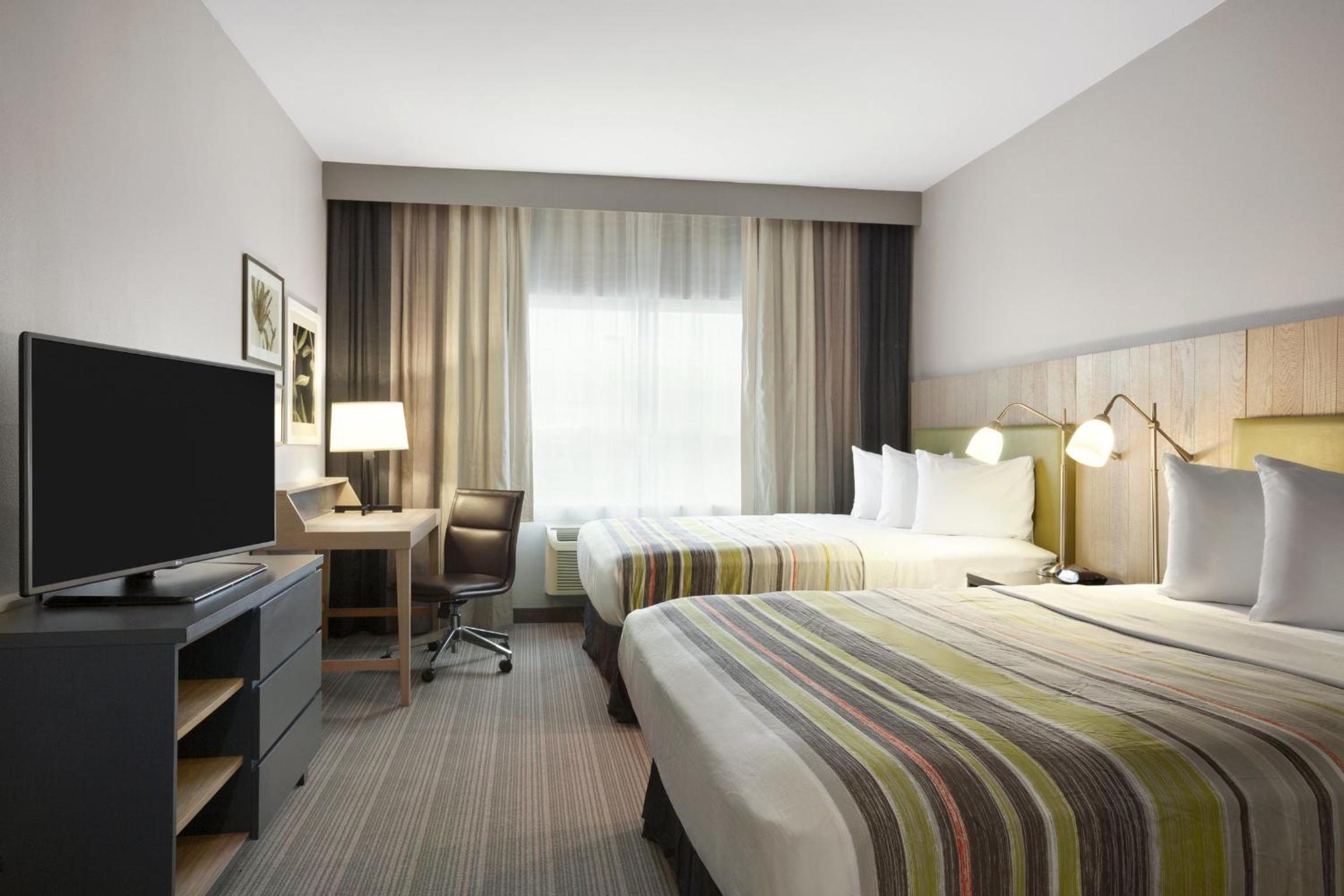 Queen Room with Two Queen Beds - Non-Smoking photo 3