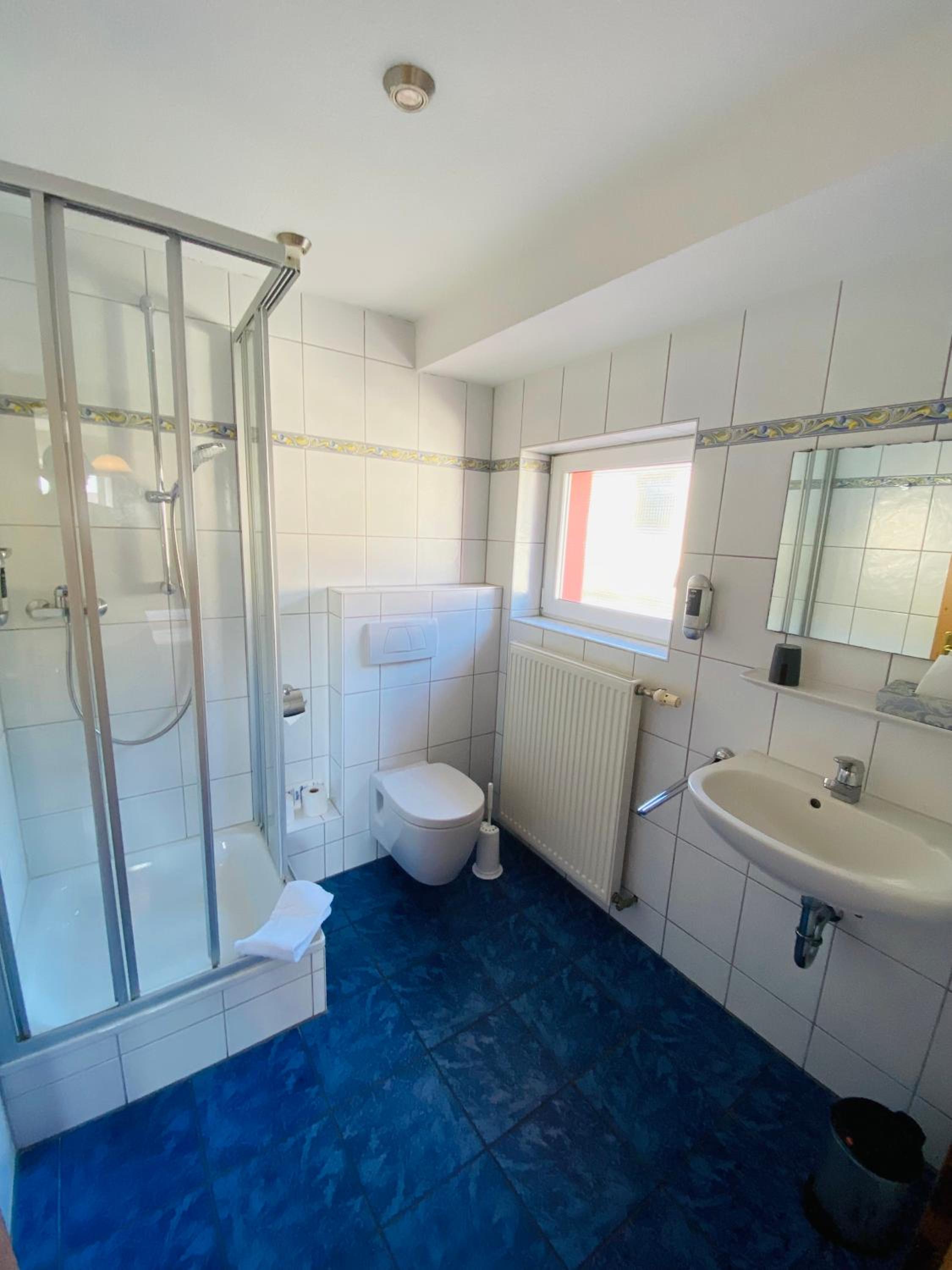 Large Double Room - Photo 6