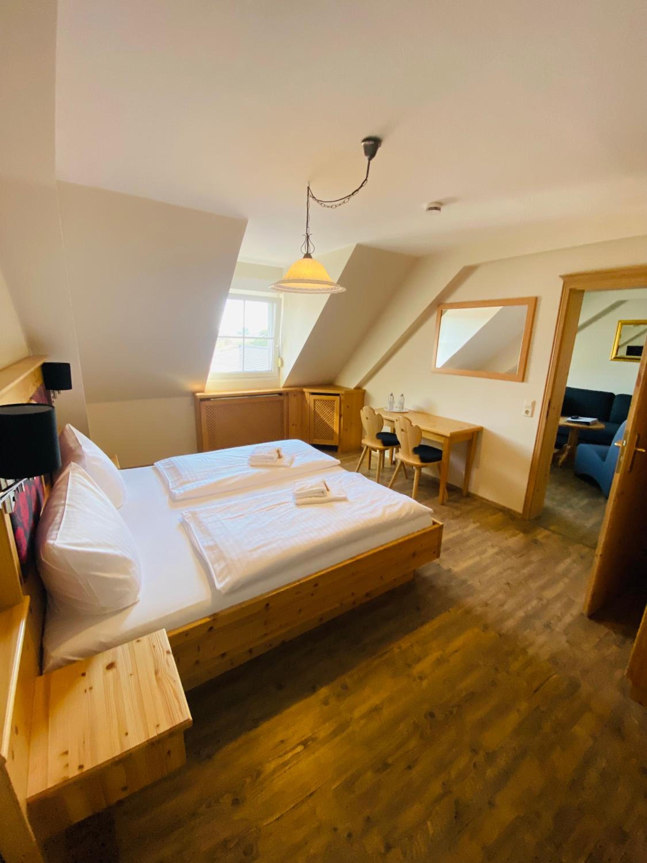 Large Double Room - Photo 2