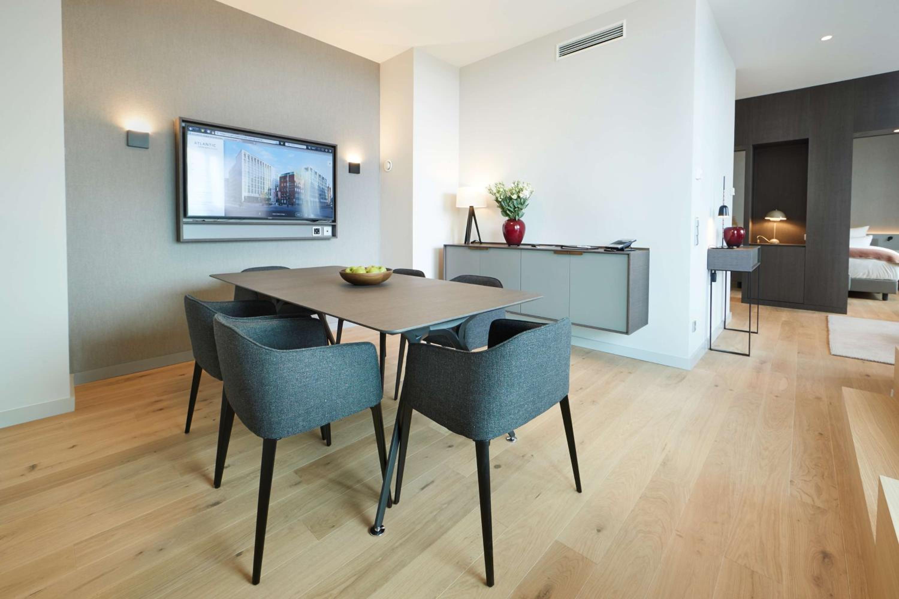 Executive Suite - Photo 2