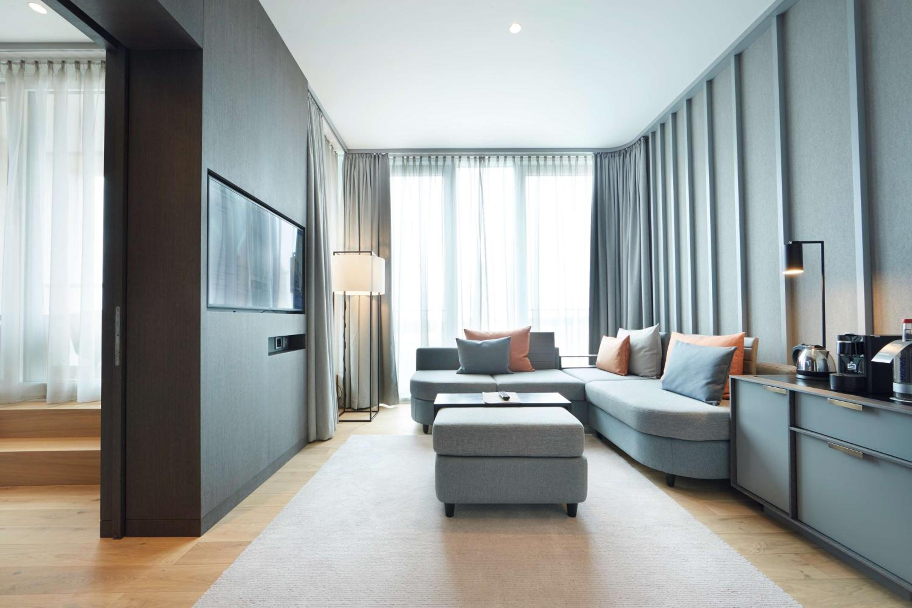Executive Suite - Photo 4