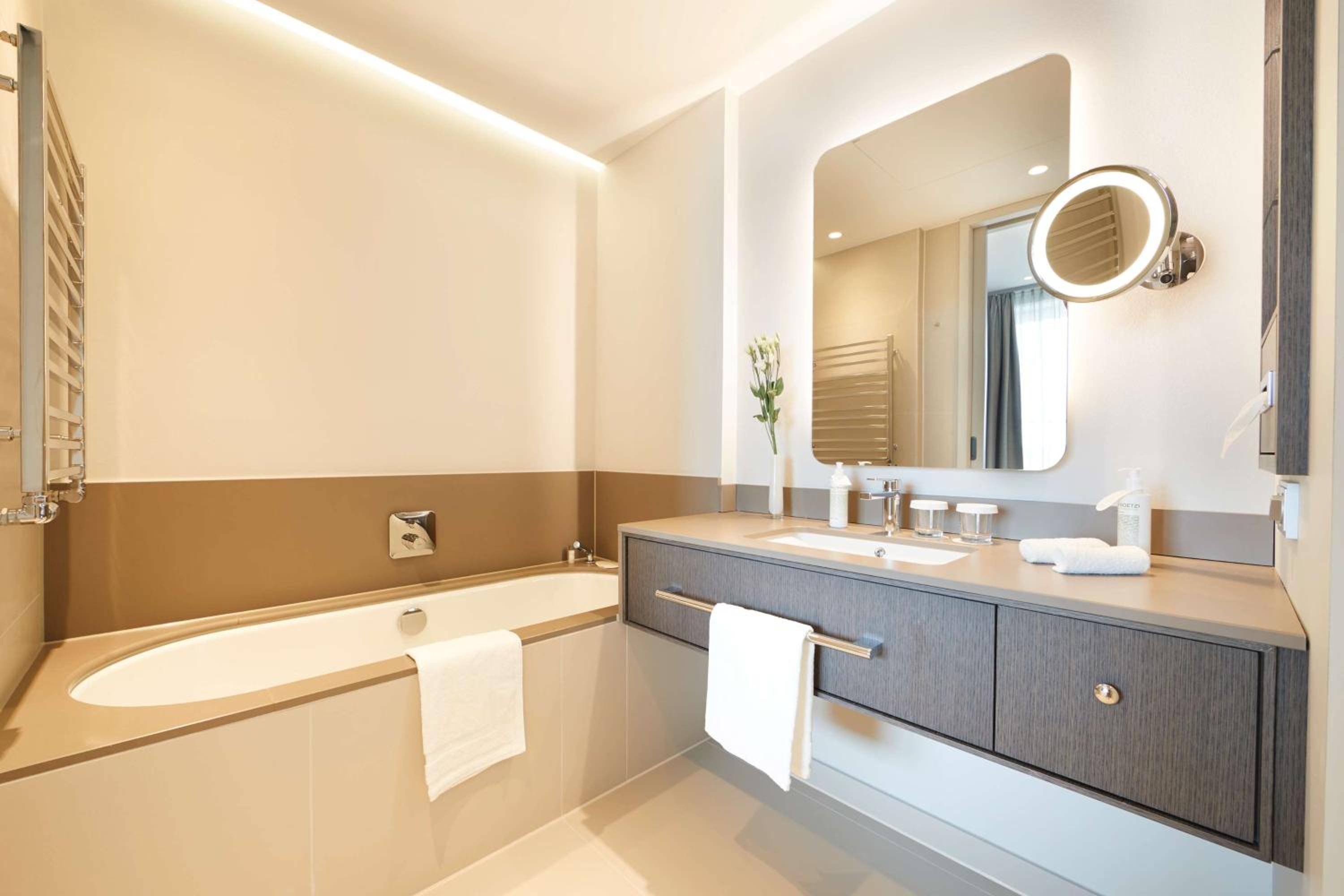 Executive Suite - Photo 6