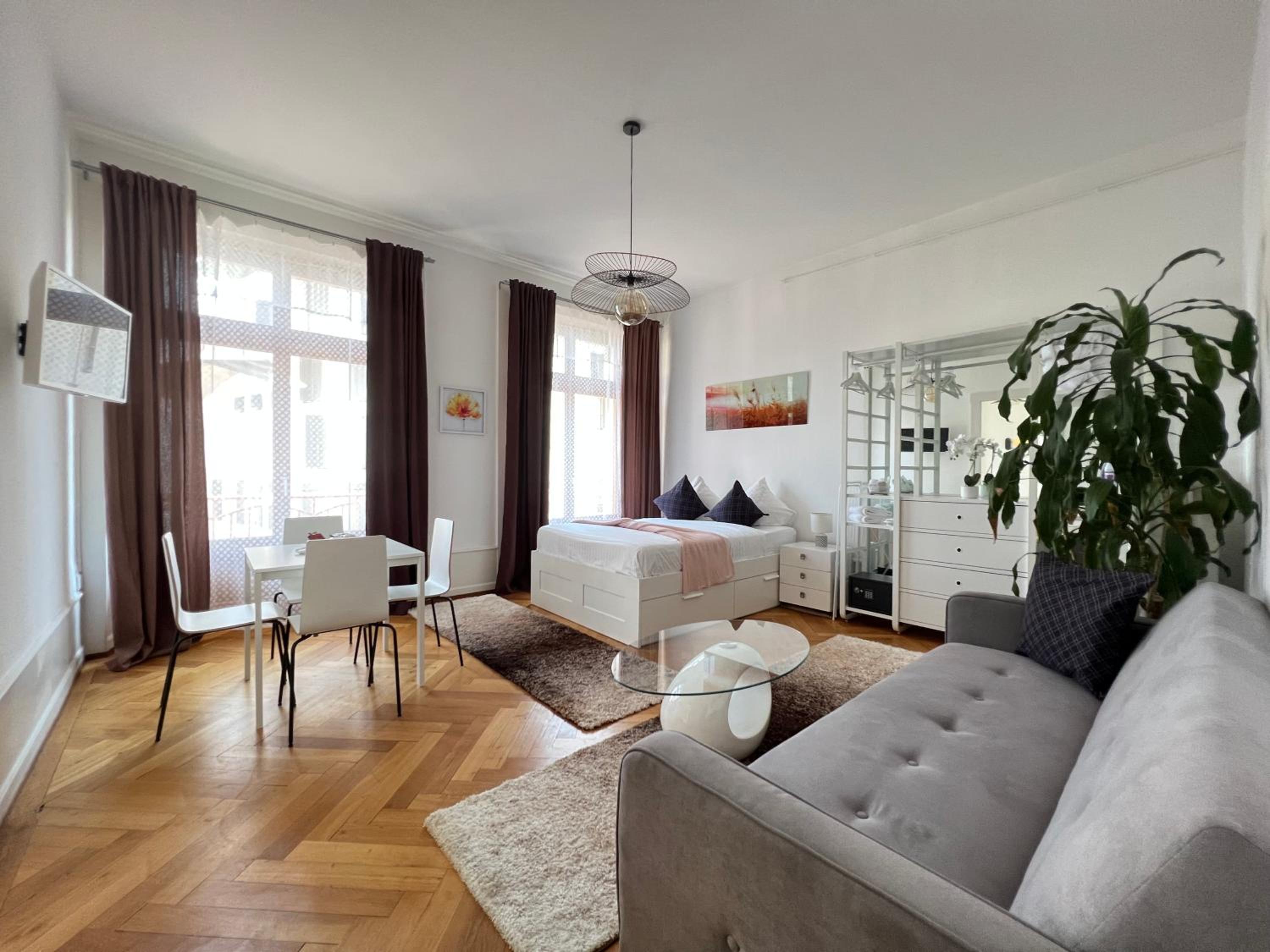 Family Room with Lake View photo 1