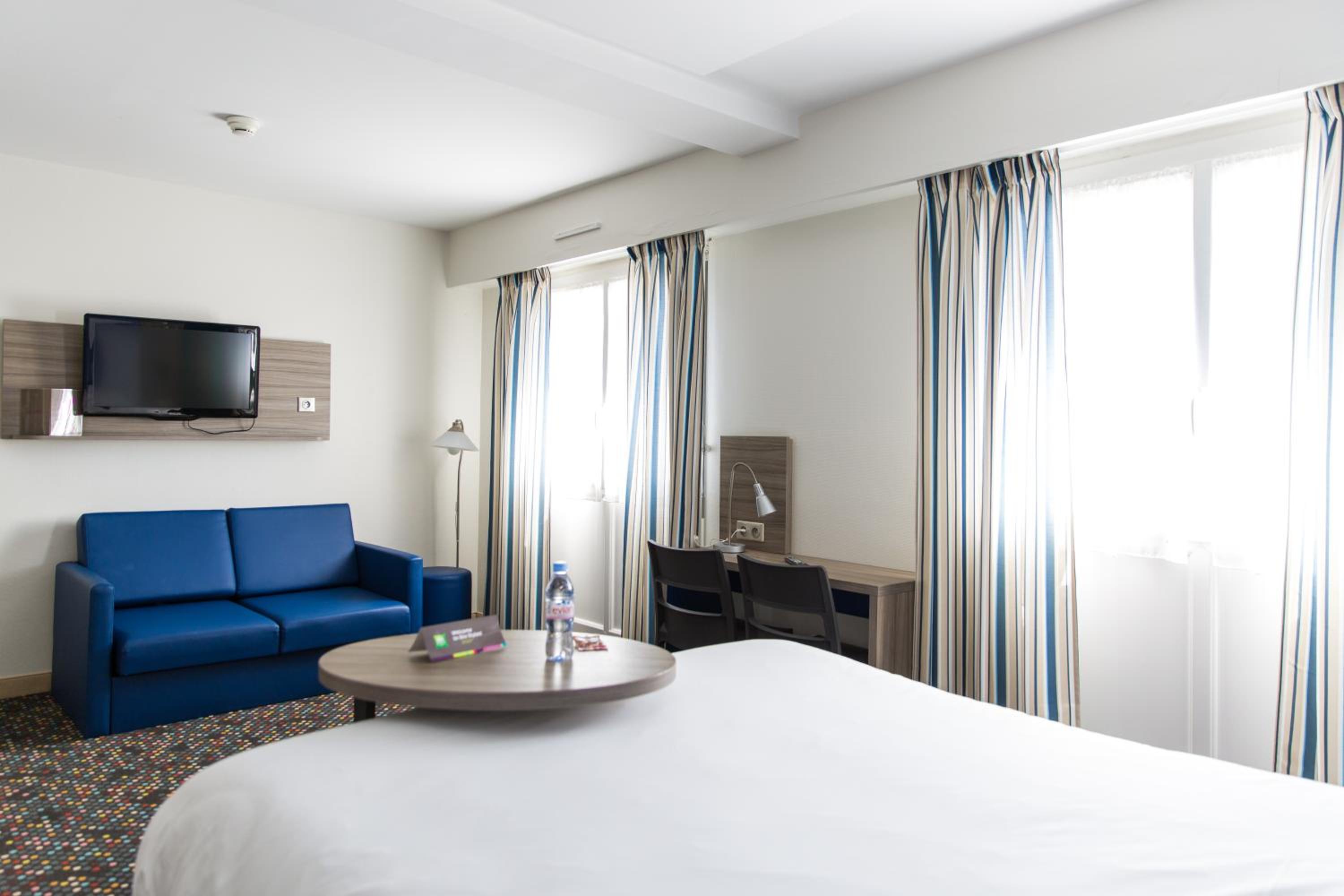 Standard Suite with 1 Double Bed and 2 Single Beds